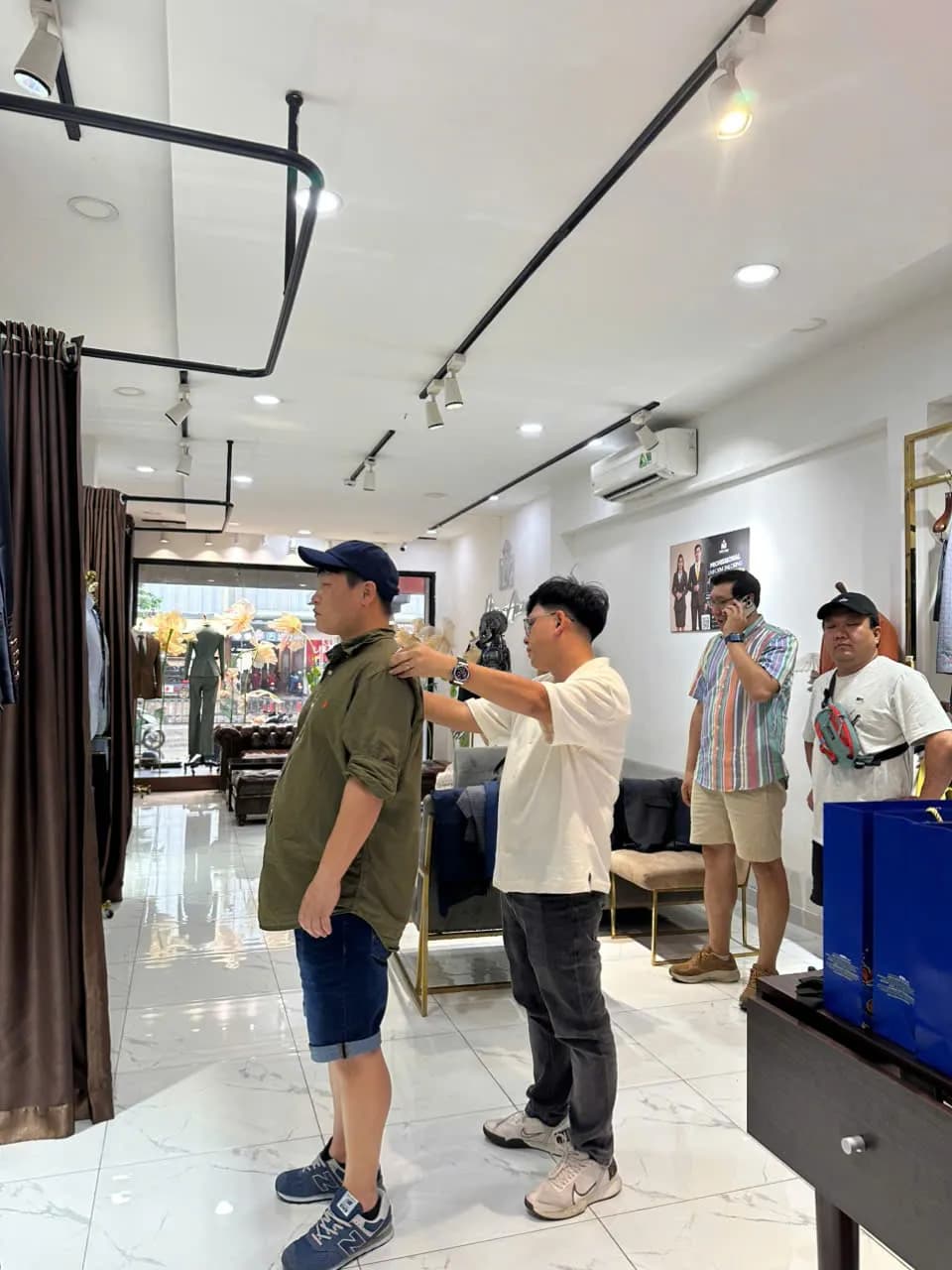 Phóng sự tại showroom — Mon Amie