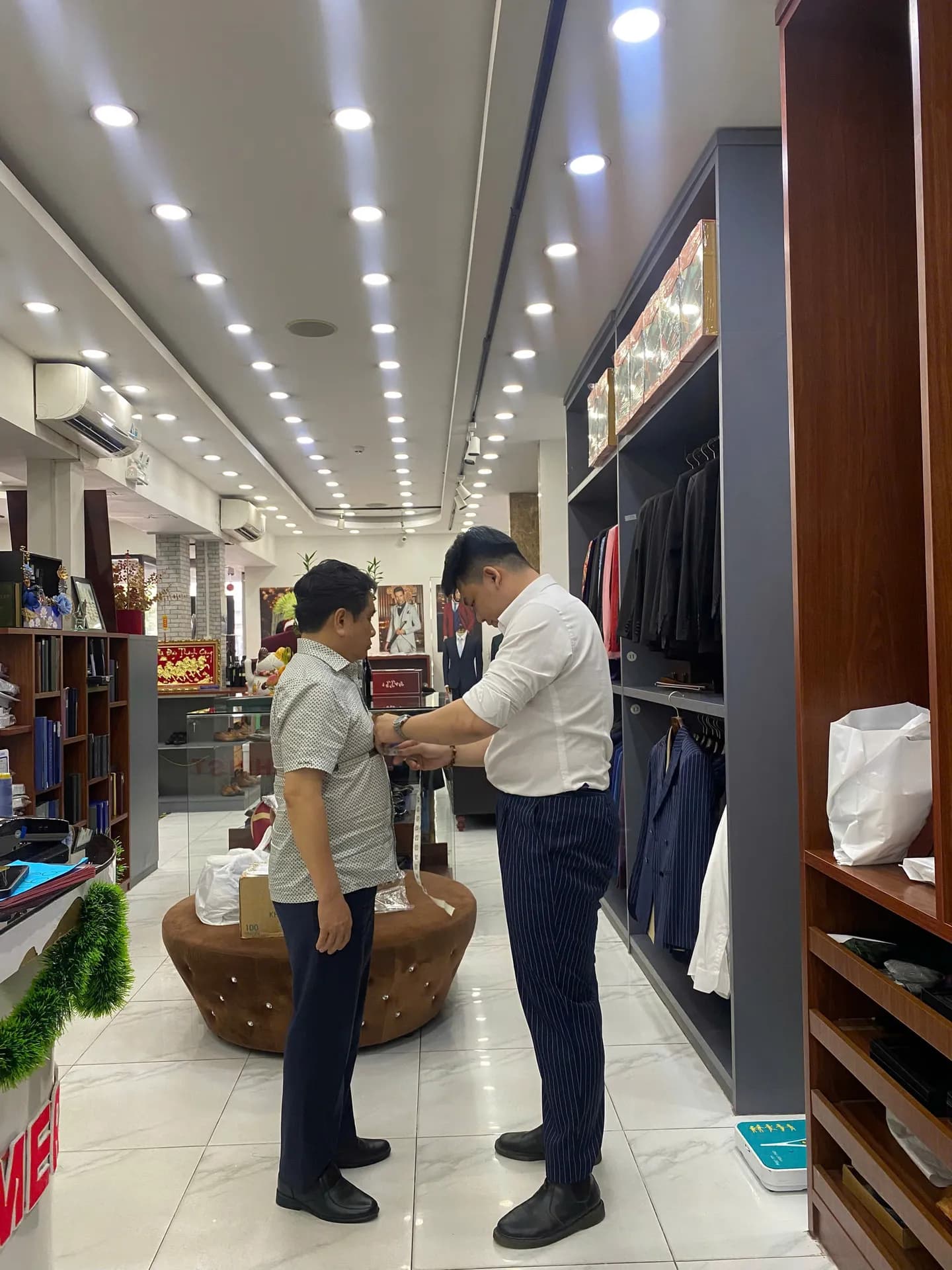Phóng sự tại showroom — Mon Amie
