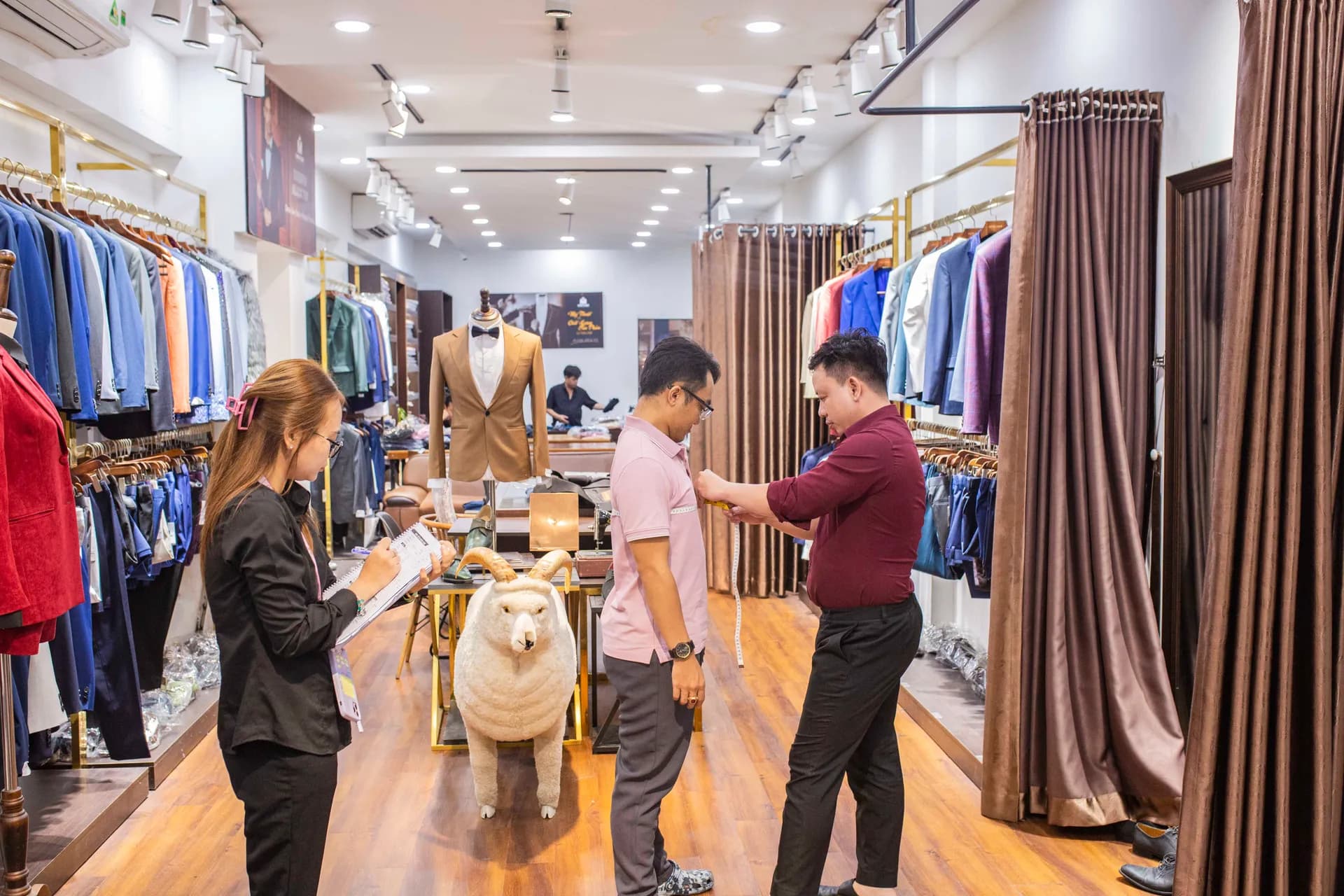 Phóng sự tại showroom — Mon Amie