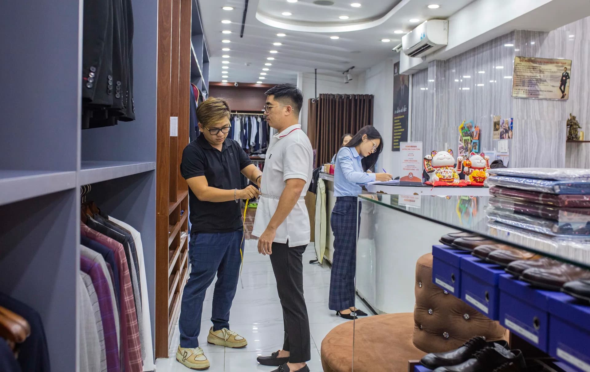 Phóng sự tại showroom — Mon Amie