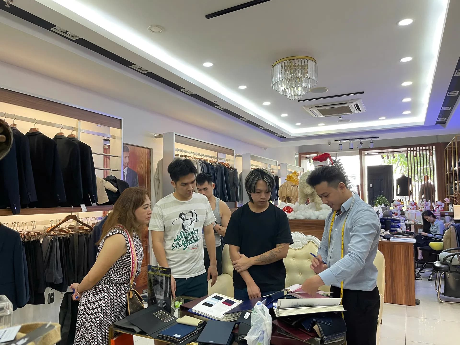 Phóng sự tại showroom — Mon Amie
