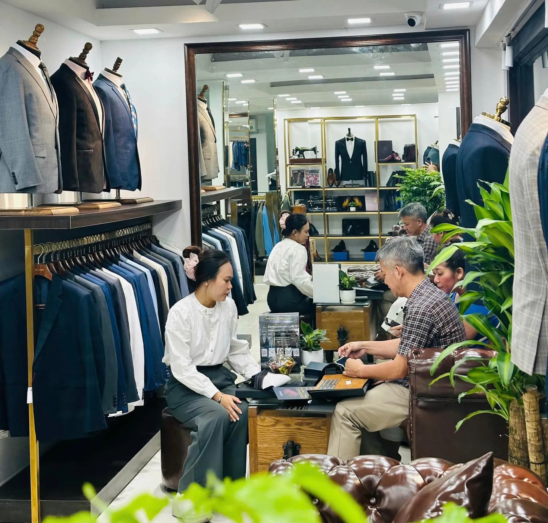 Phóng sự tại showroom — Mon Amie