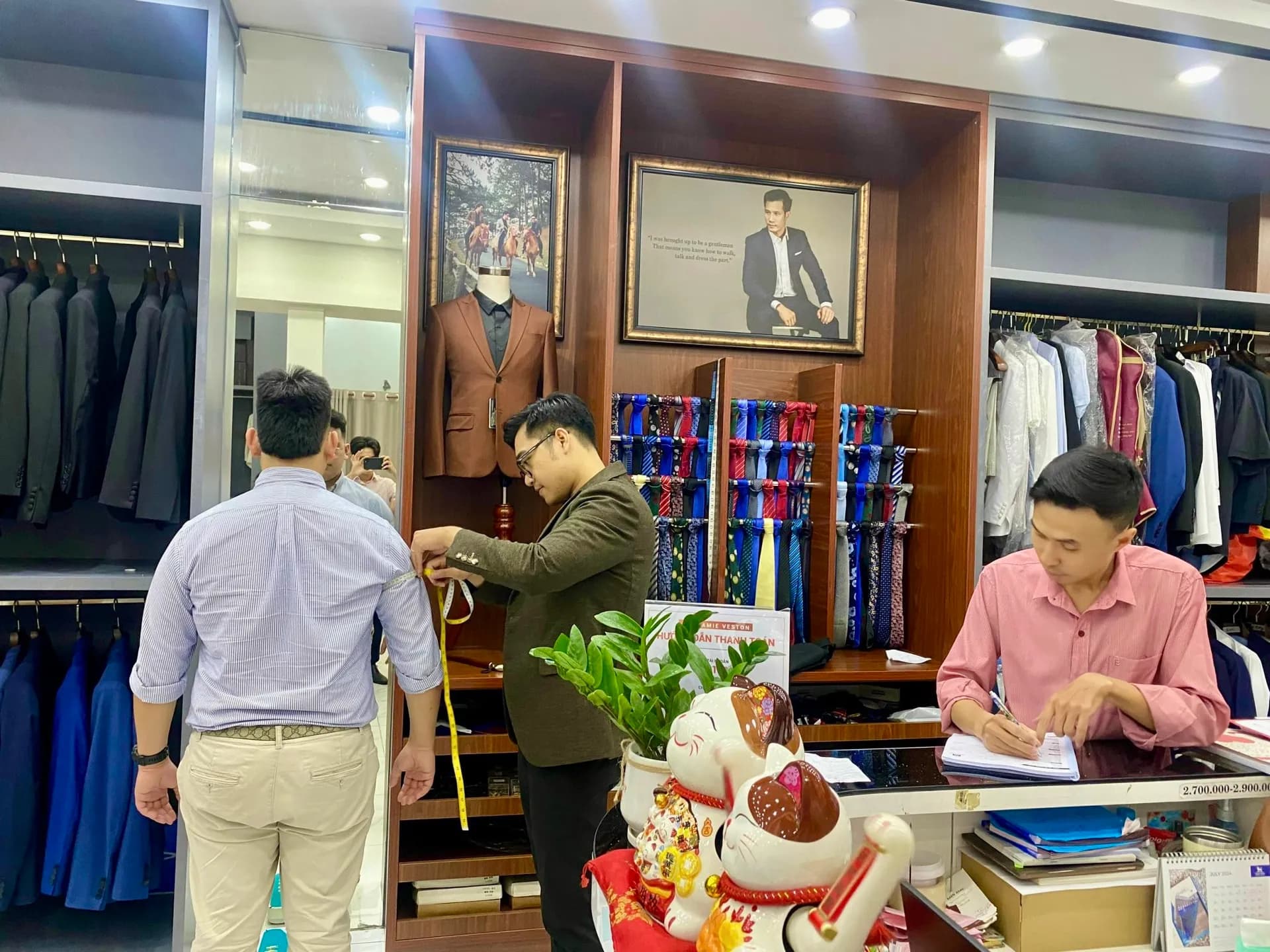 Phóng sự tại showroom — Mon Amie