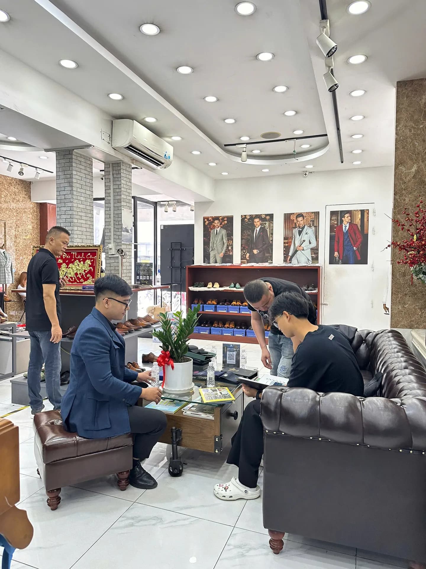Phóng sự tại showroom — Mon Amie
