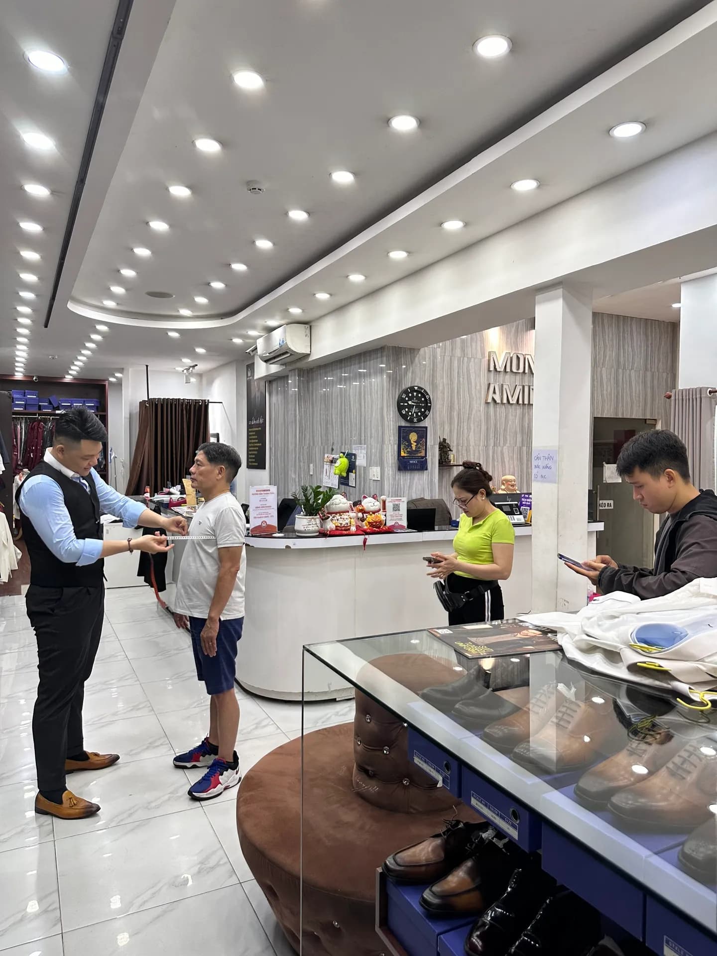 Phóng sự tại showroom — Mon Amie