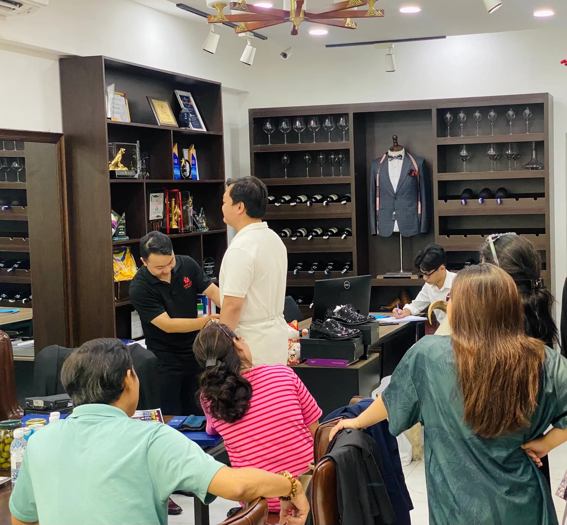 Phóng sự tại showroom — Mon Amie