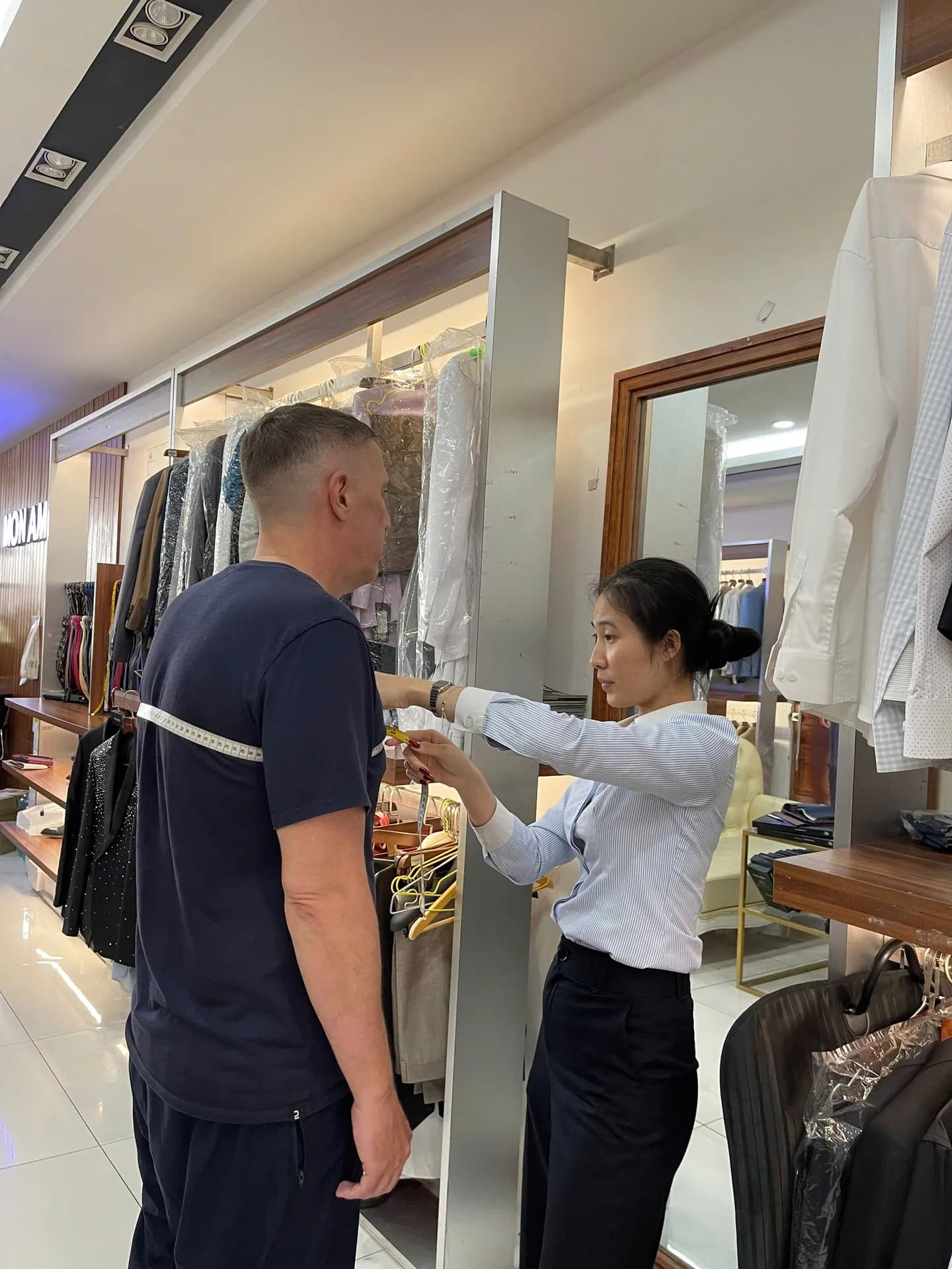 Phóng sự tại showroom — Mon Amie