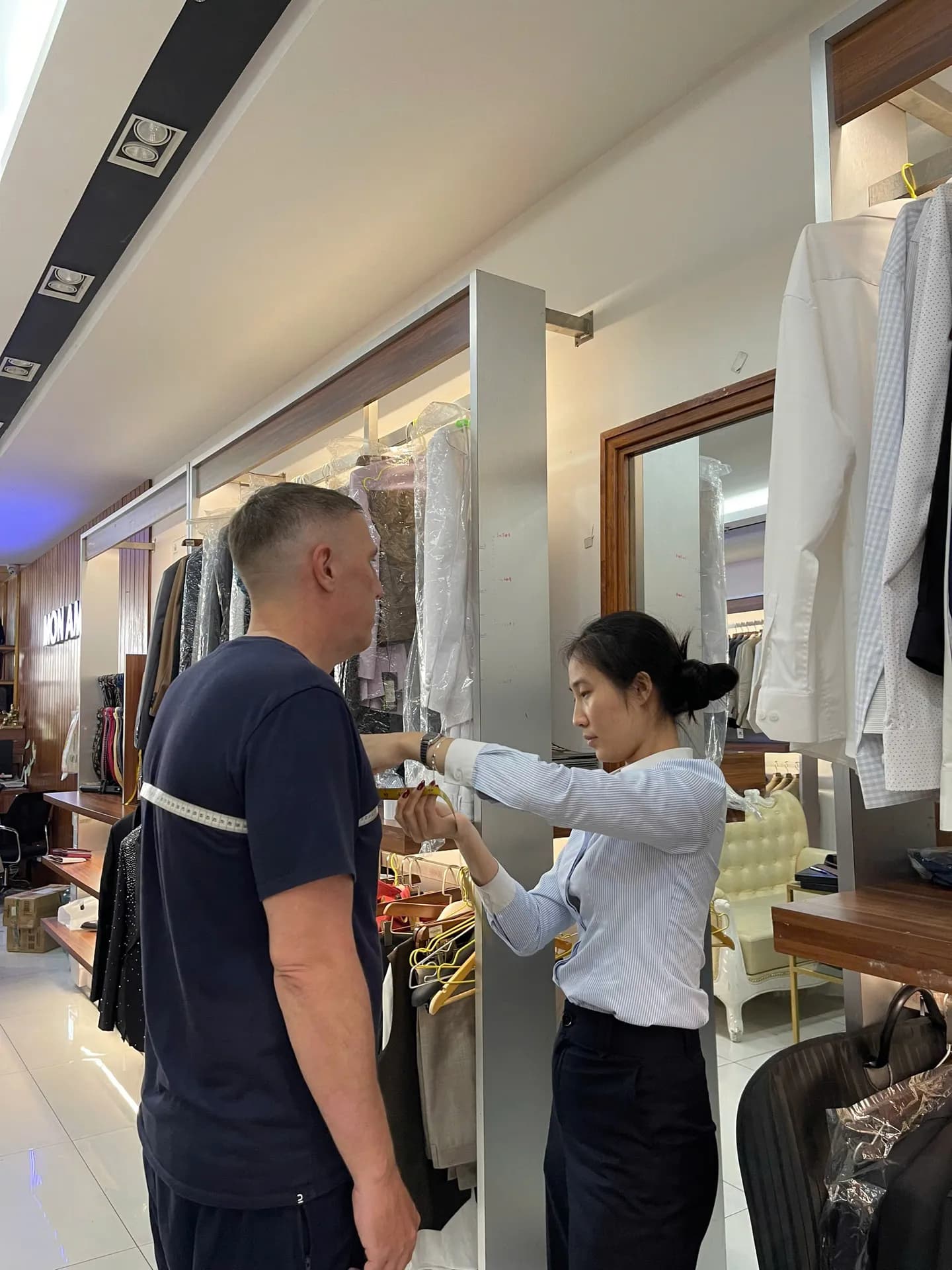 Phóng sự tại showroom — Mon Amie