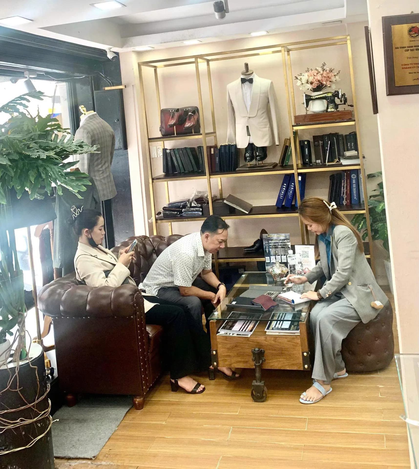 Phóng sự tại showroom — Mon Amie