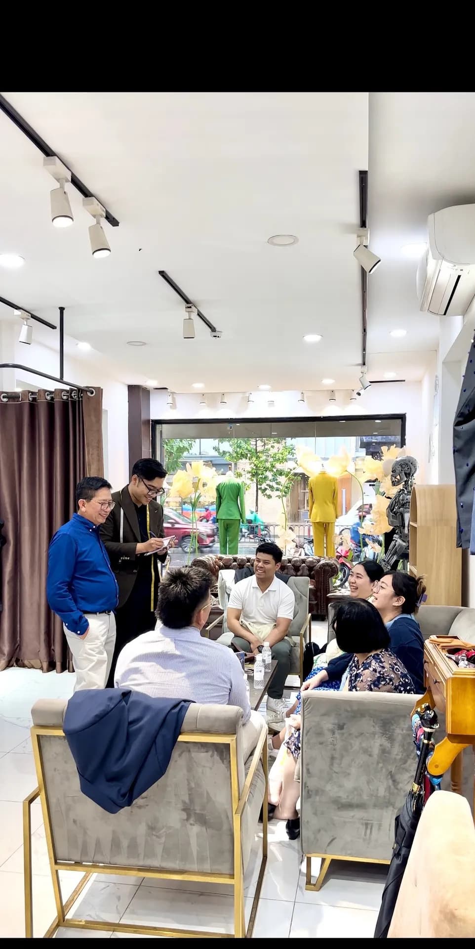 Phóng sự tại showroom — Mon Amie