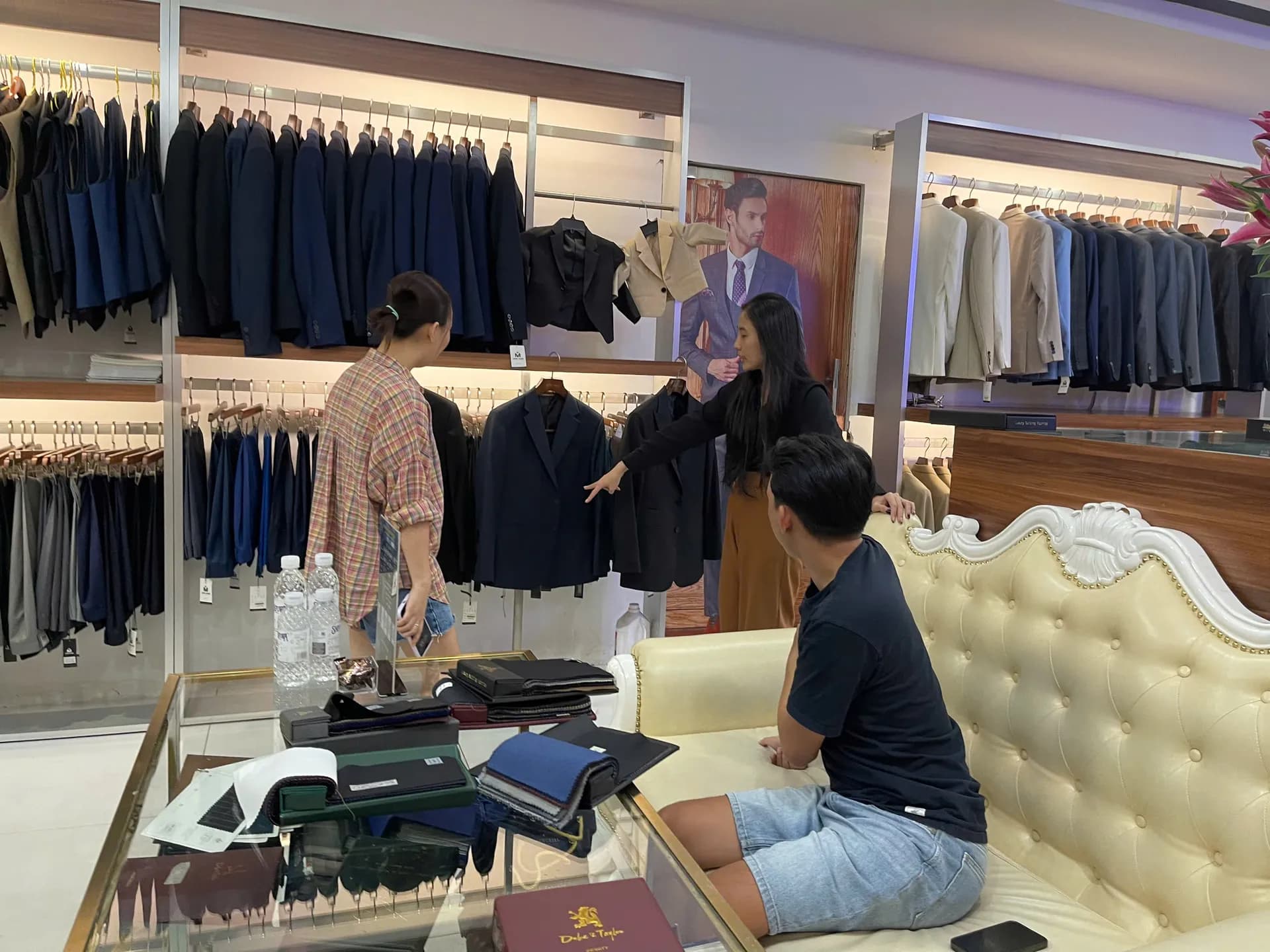 Phóng sự tại showroom — Mon Amie