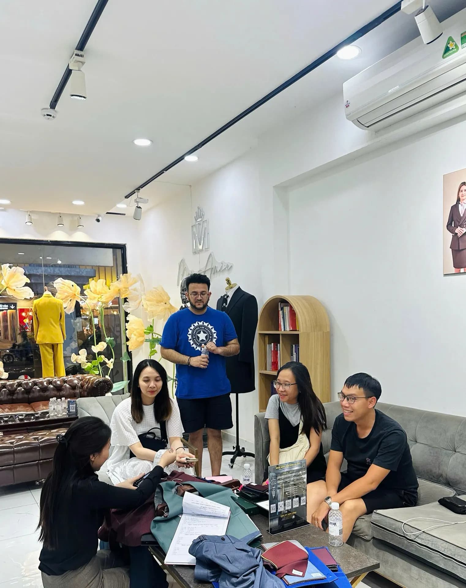 Phóng sự tại showroom — Mon Amie