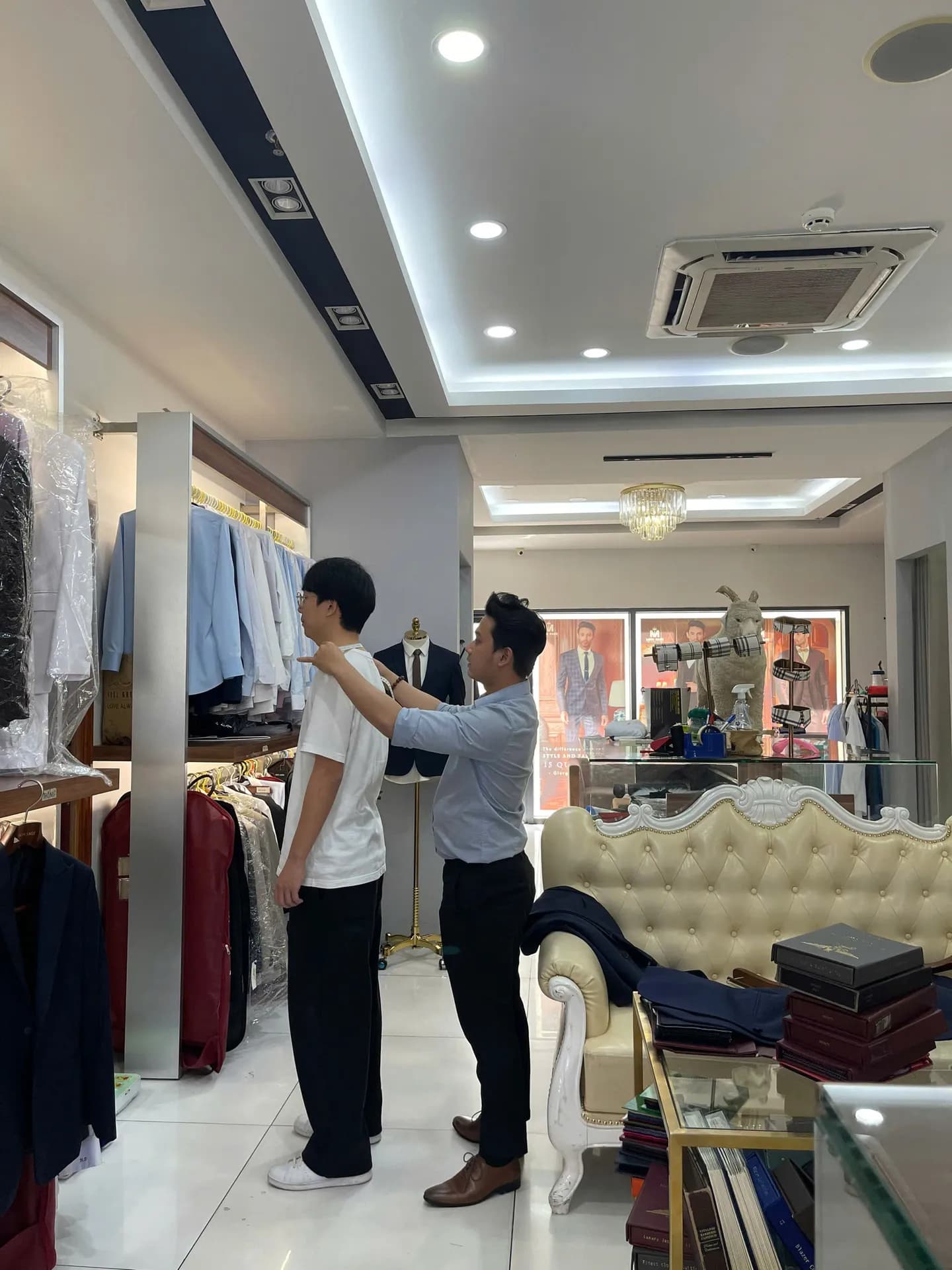 Phóng sự tại showroom — Mon Amie