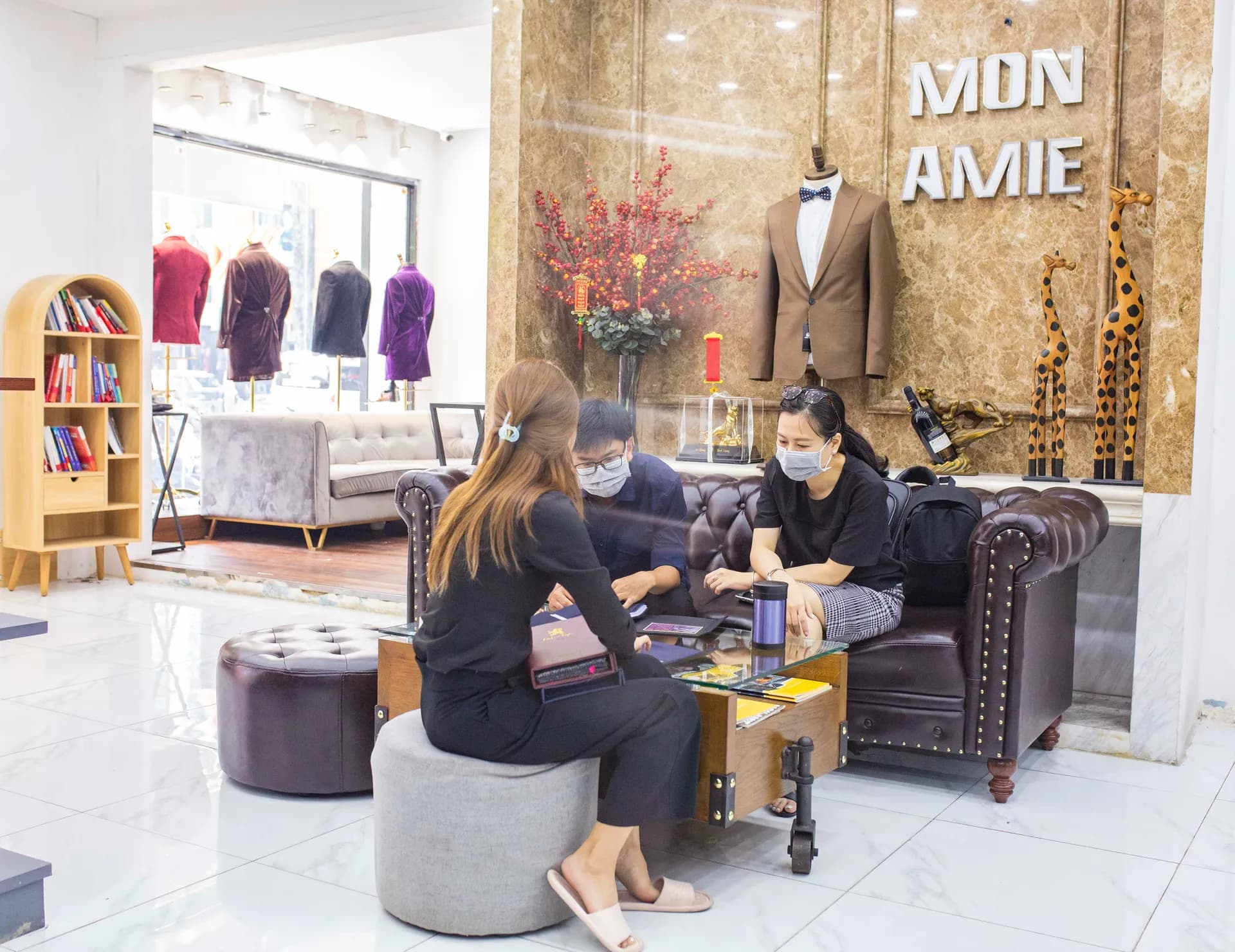 Phóng sự tại showroom — Mon Amie