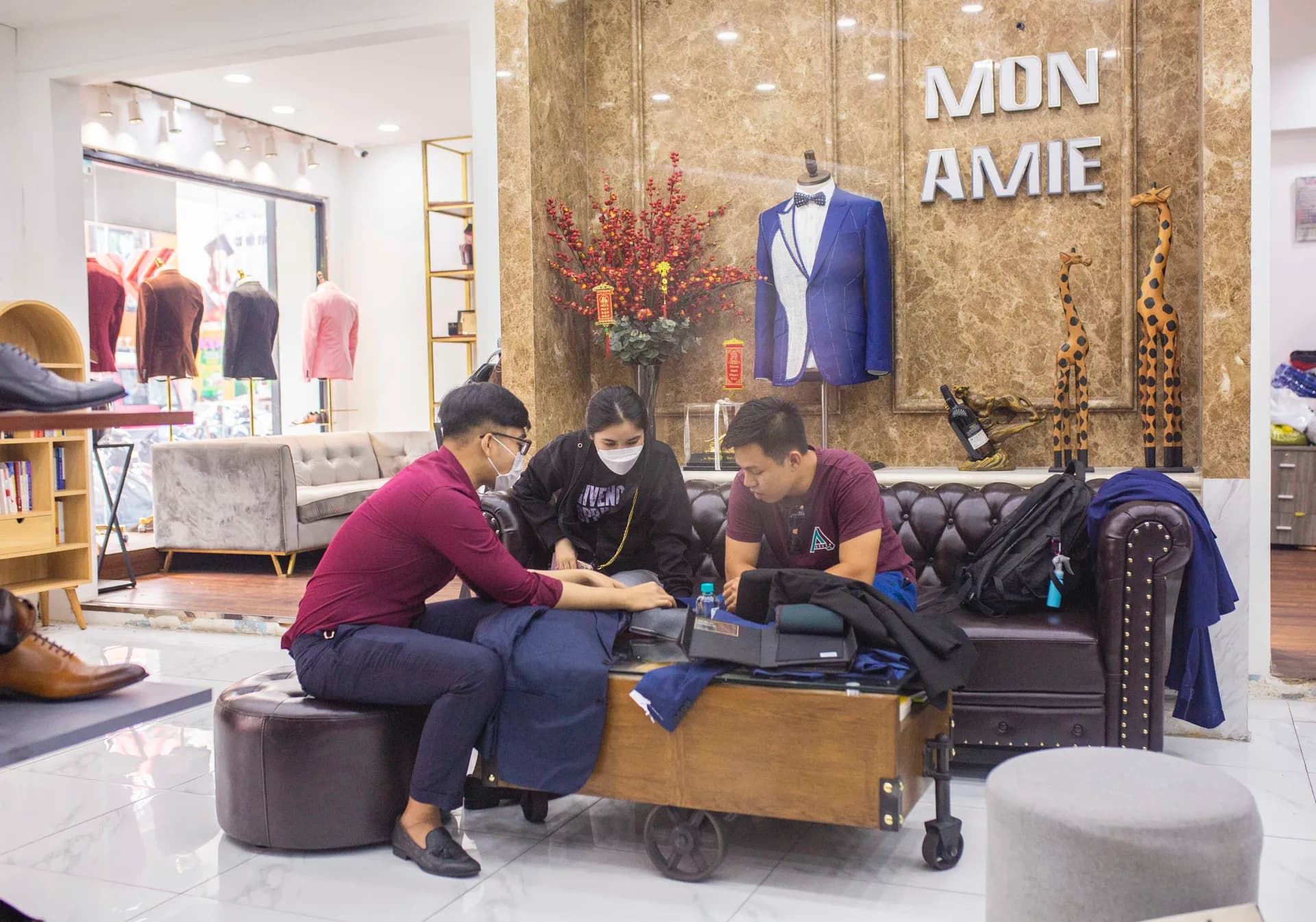 Phóng sự tại showroom — Mon Amie