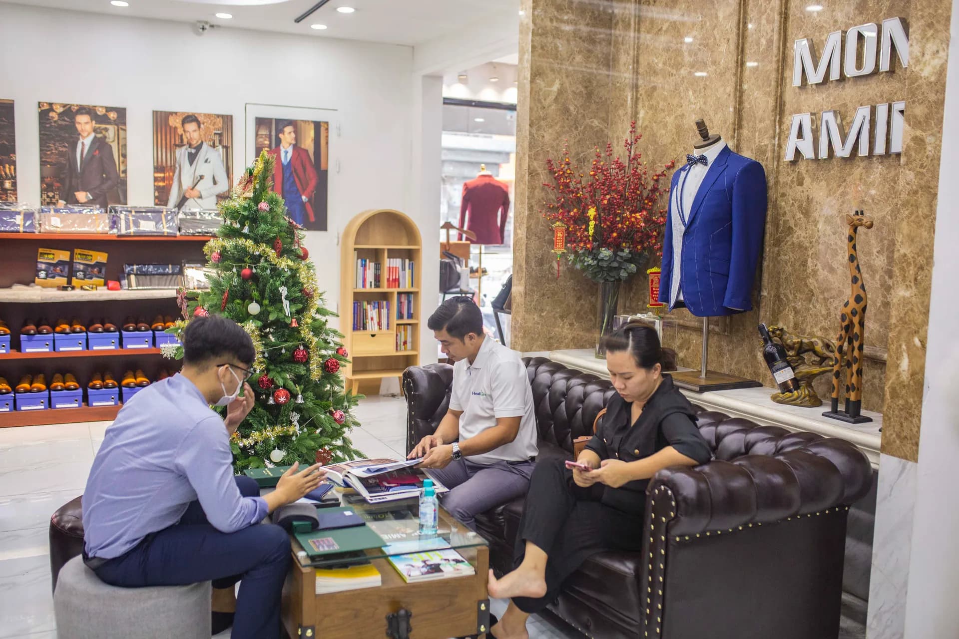 Phóng sự tại showroom — Mon Amie