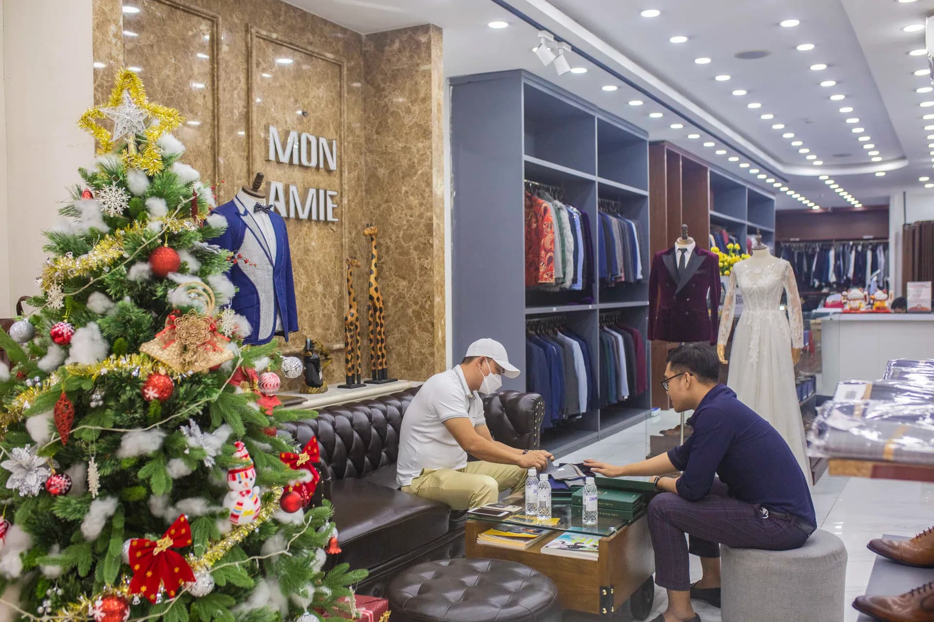 Phóng sự tại showroom — Mon Amie