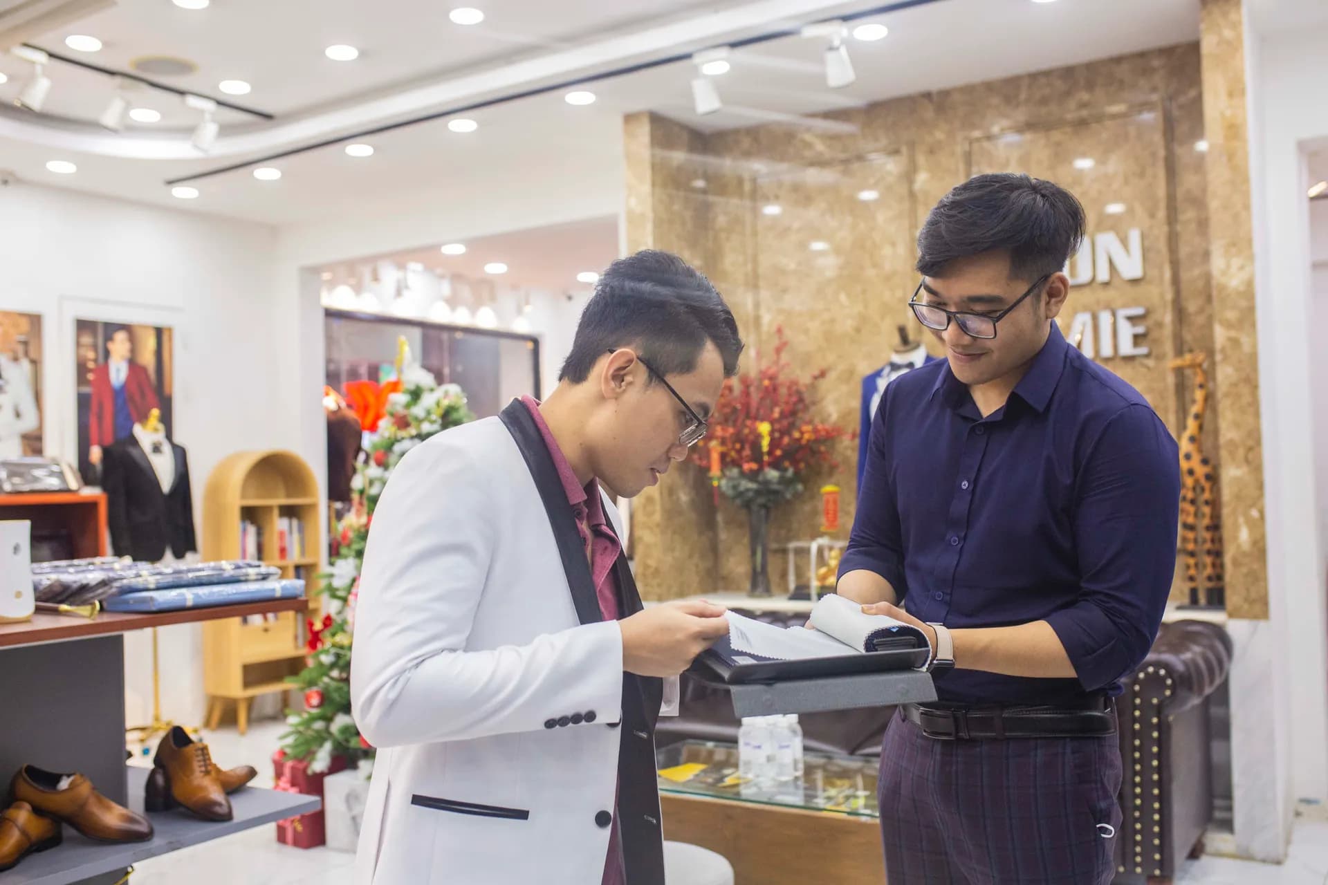 Phóng sự tại showroom — Mon Amie