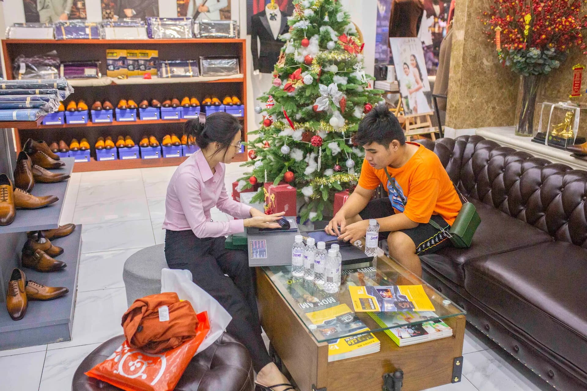 Phóng sự tại showroom — Mon Amie