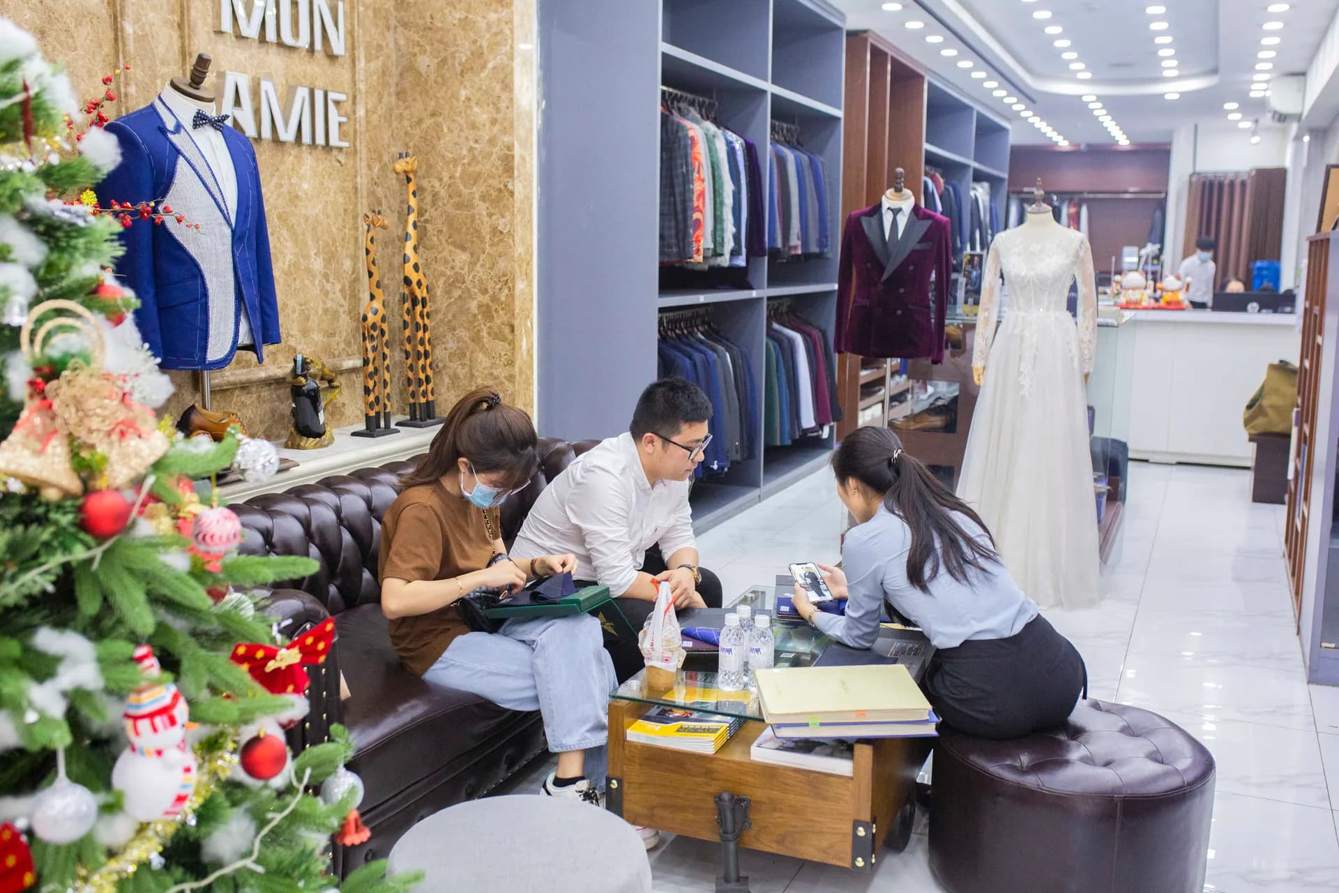 Phóng sự tại showroom — Mon Amie