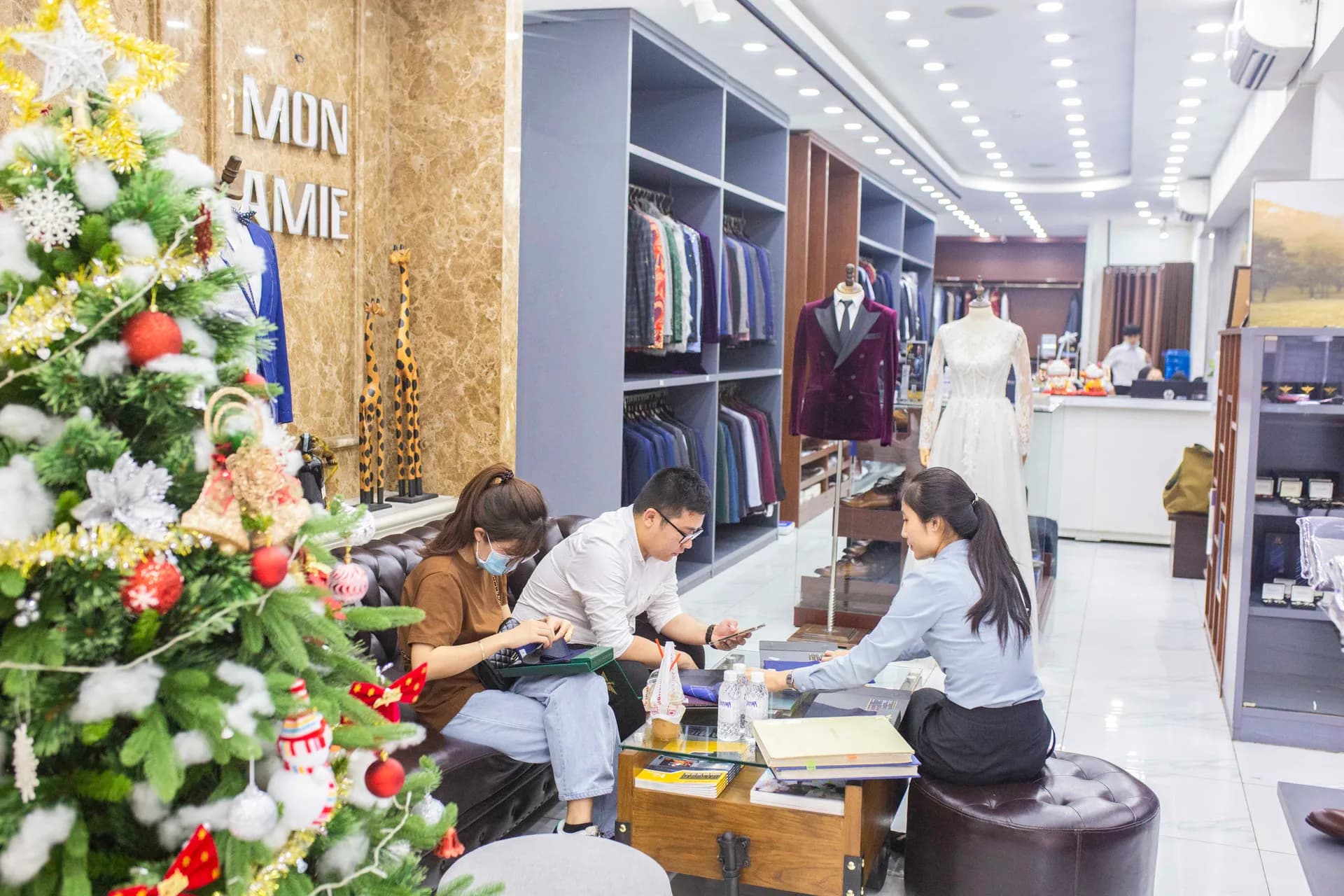 Phóng sự tại showroom — Mon Amie
