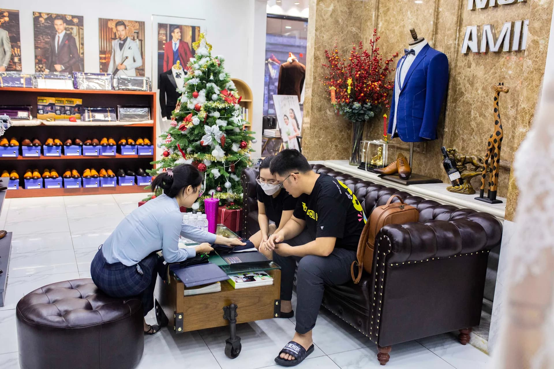 Phóng sự tại showroom — Mon Amie