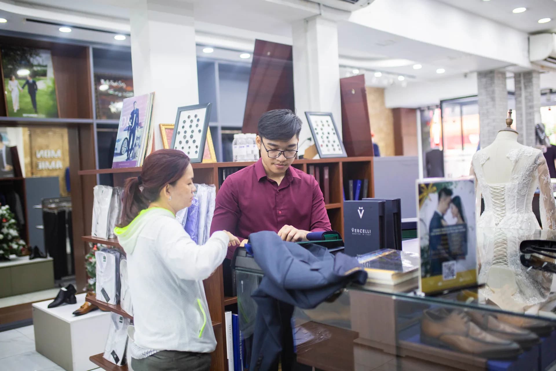Phóng sự tại showroom — Mon Amie