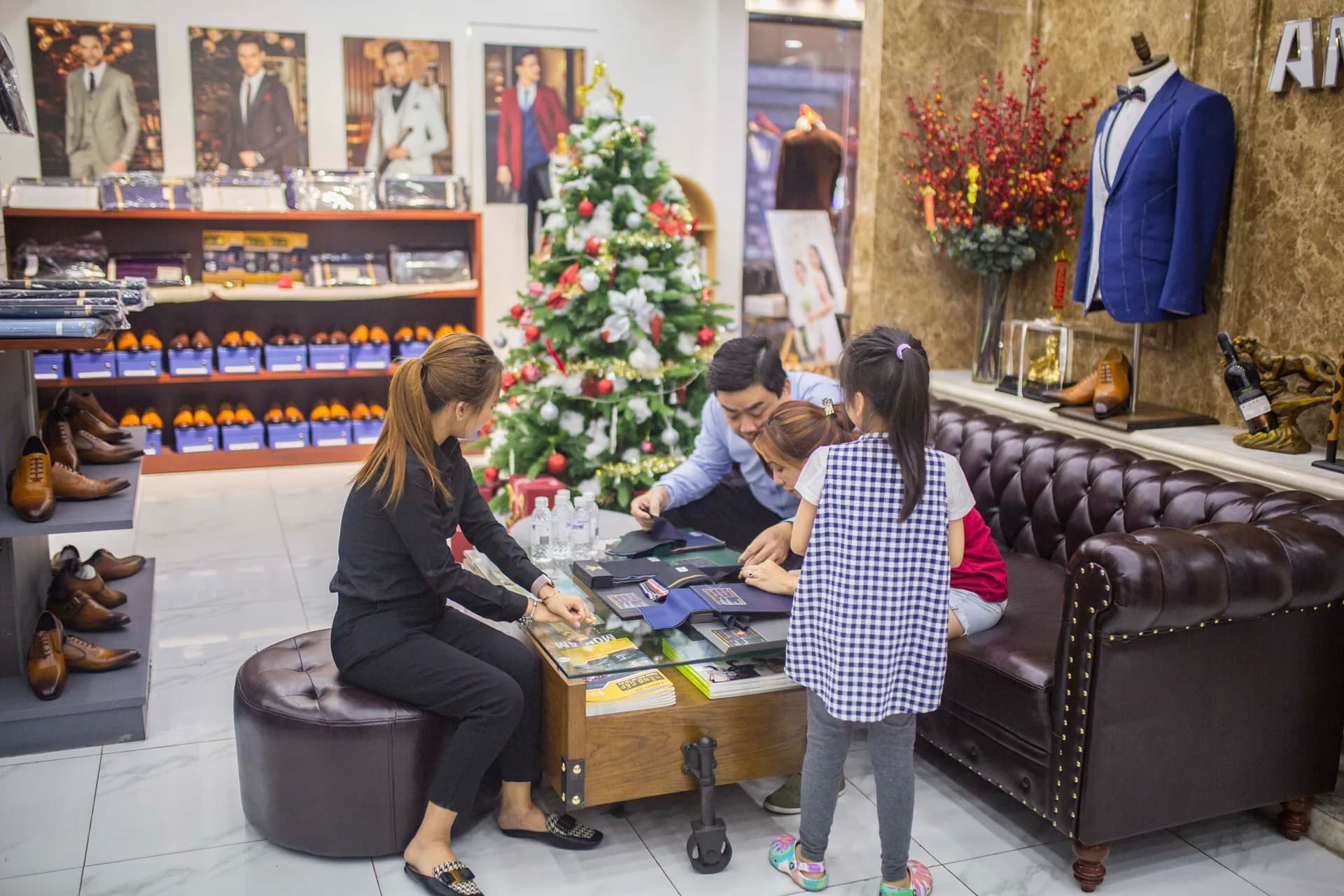 Phóng sự tại showroom — Mon Amie
