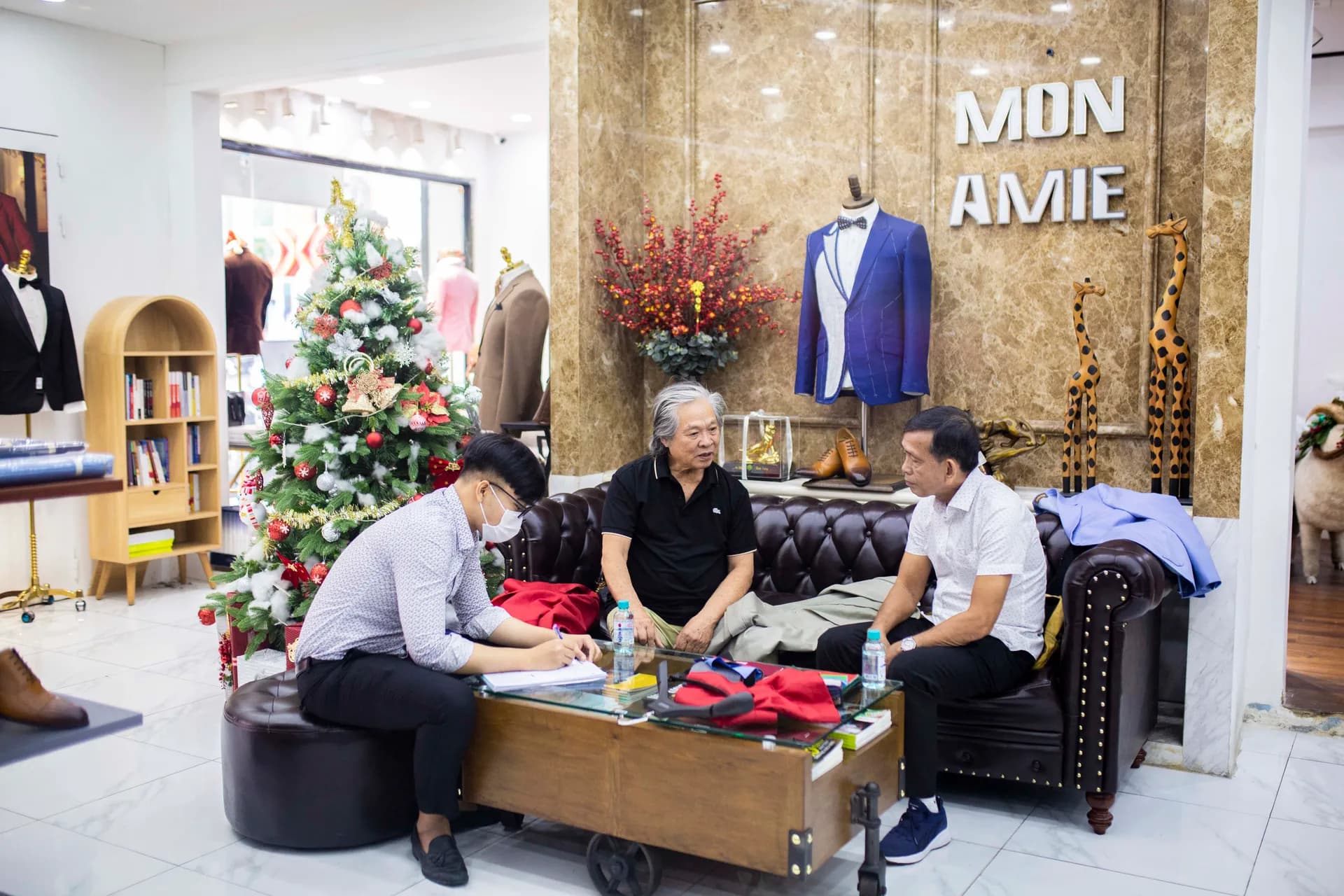 Phóng sự tại showroom — Mon Amie