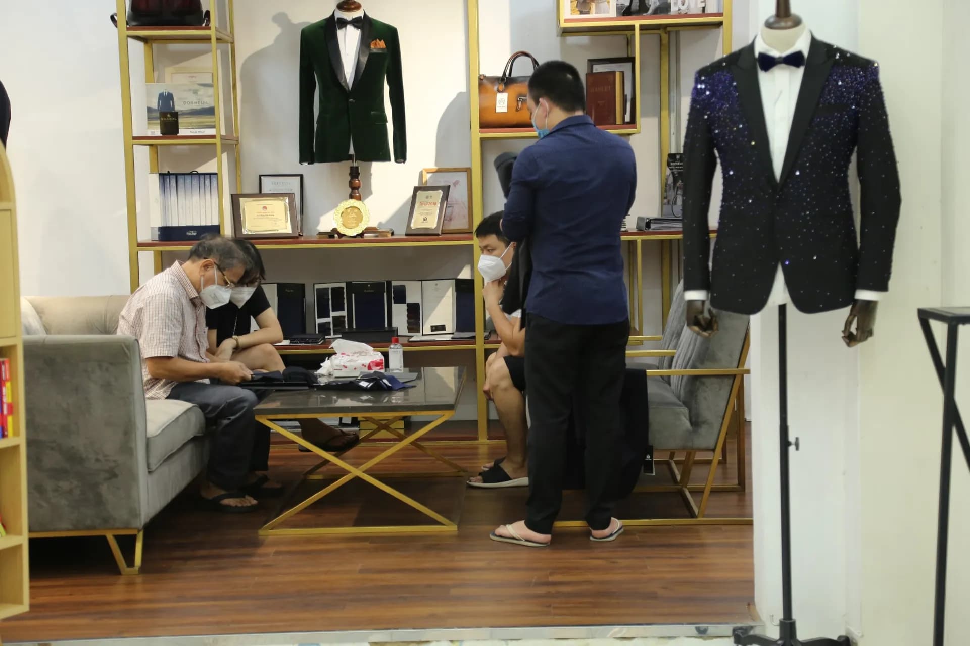 Phóng sự tại showroom — Mon Amie