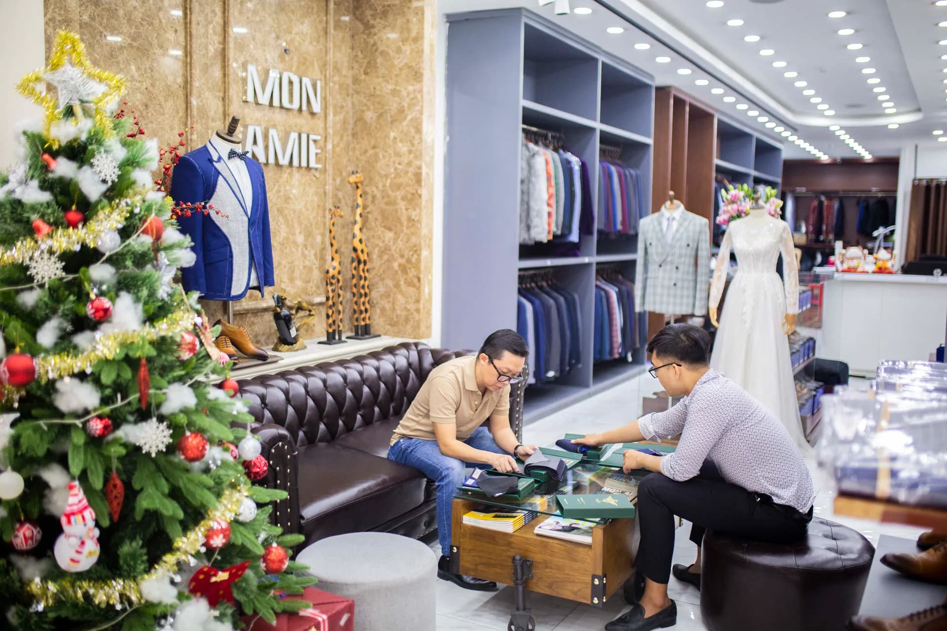 Phóng sự tại showroom — Mon Amie
