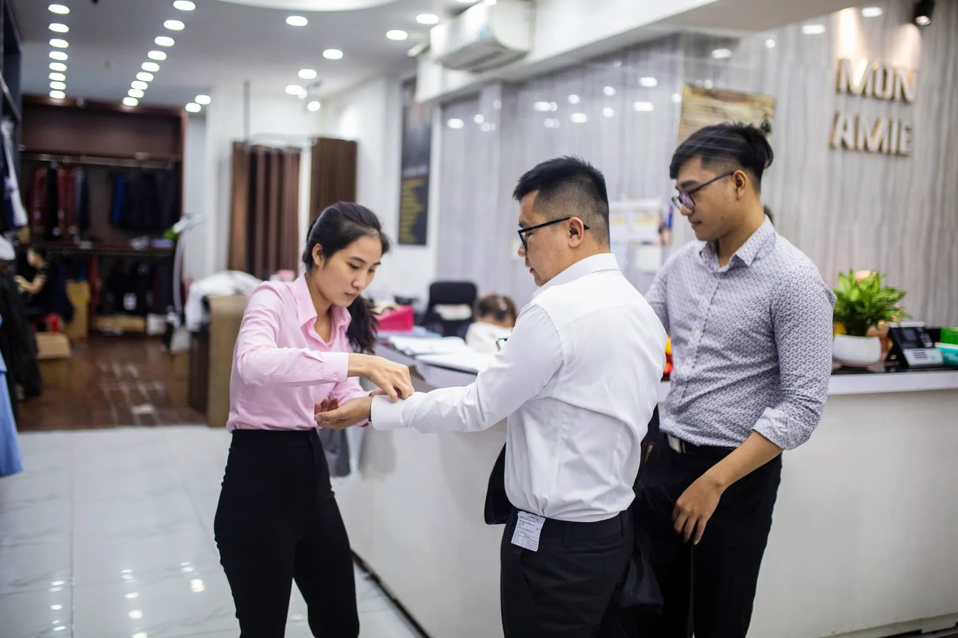 Phóng sự tại showroom — Mon Amie