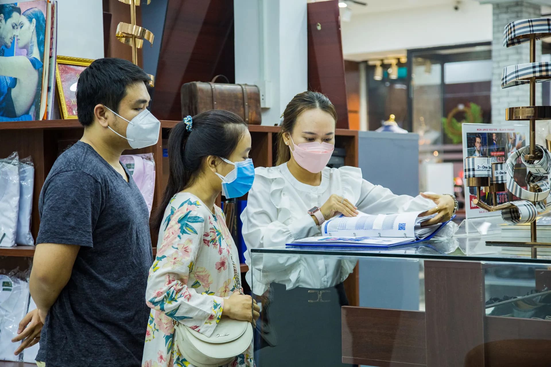 Phóng sự tại showroom — Mon Amie