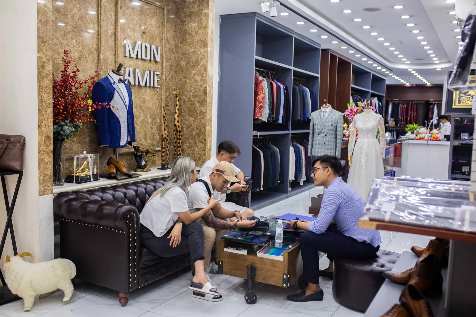 Phóng sự tại showroom — Mon Amie