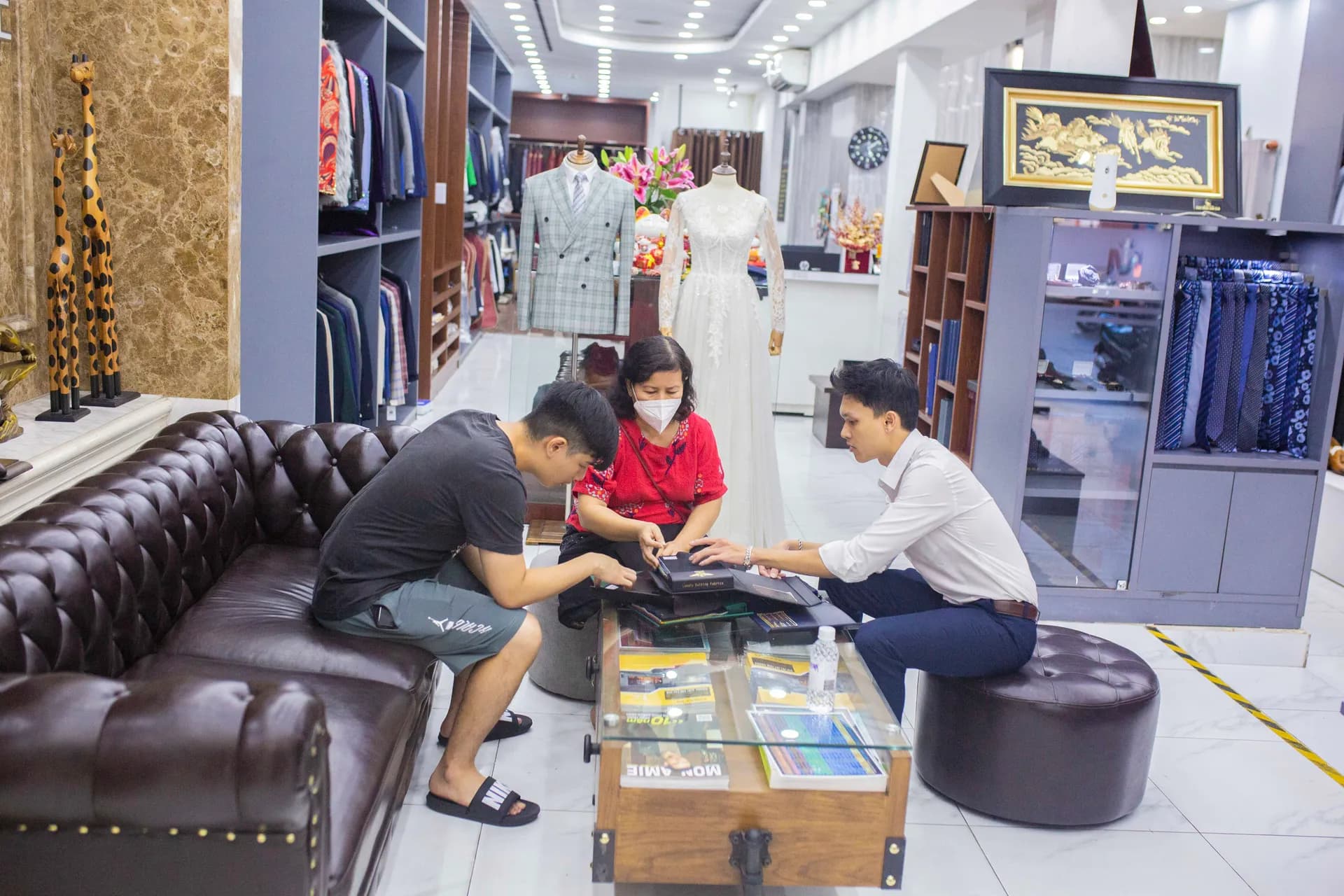 Phóng sự tại showroom — Mon Amie