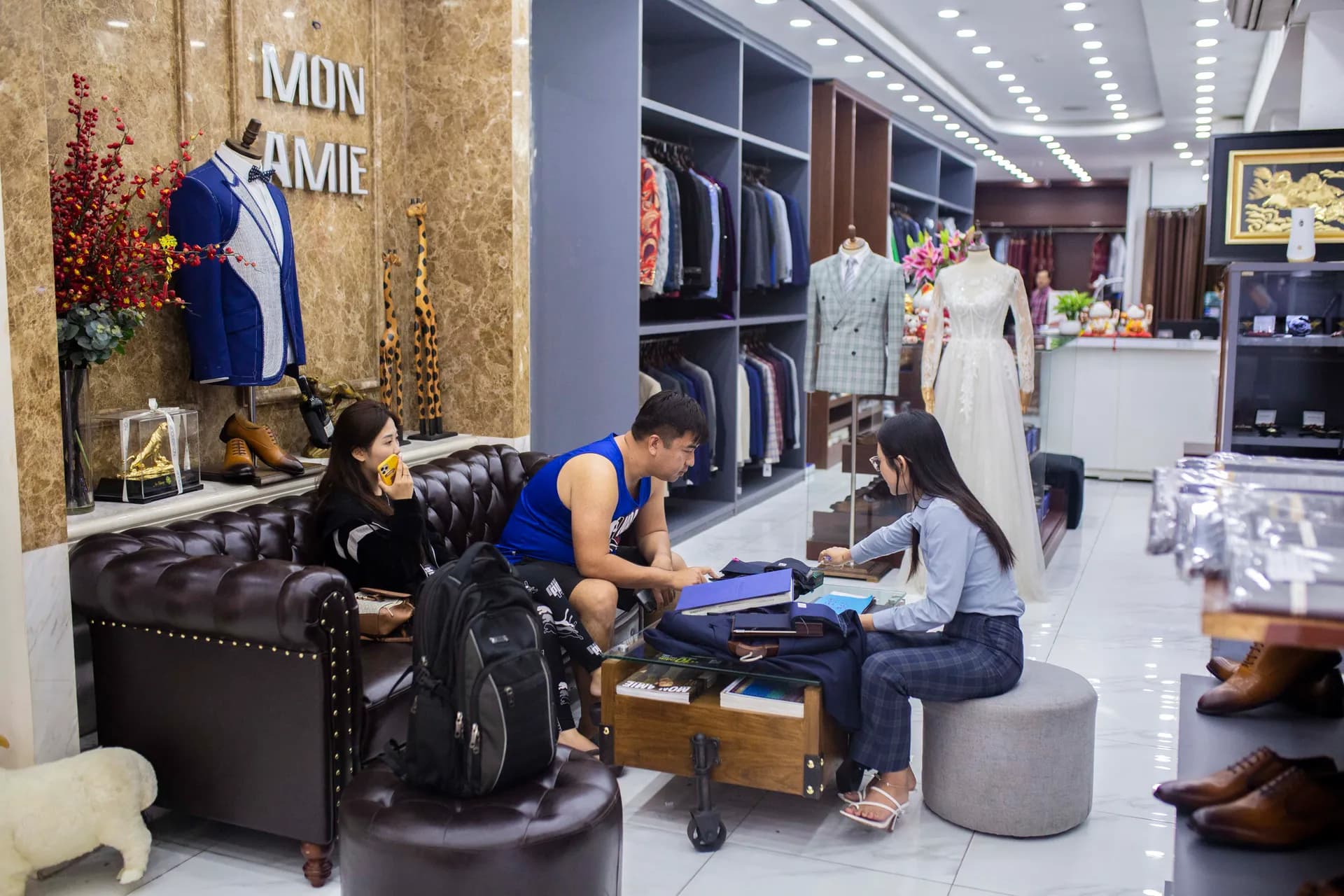 Phóng sự tại showroom — Mon Amie