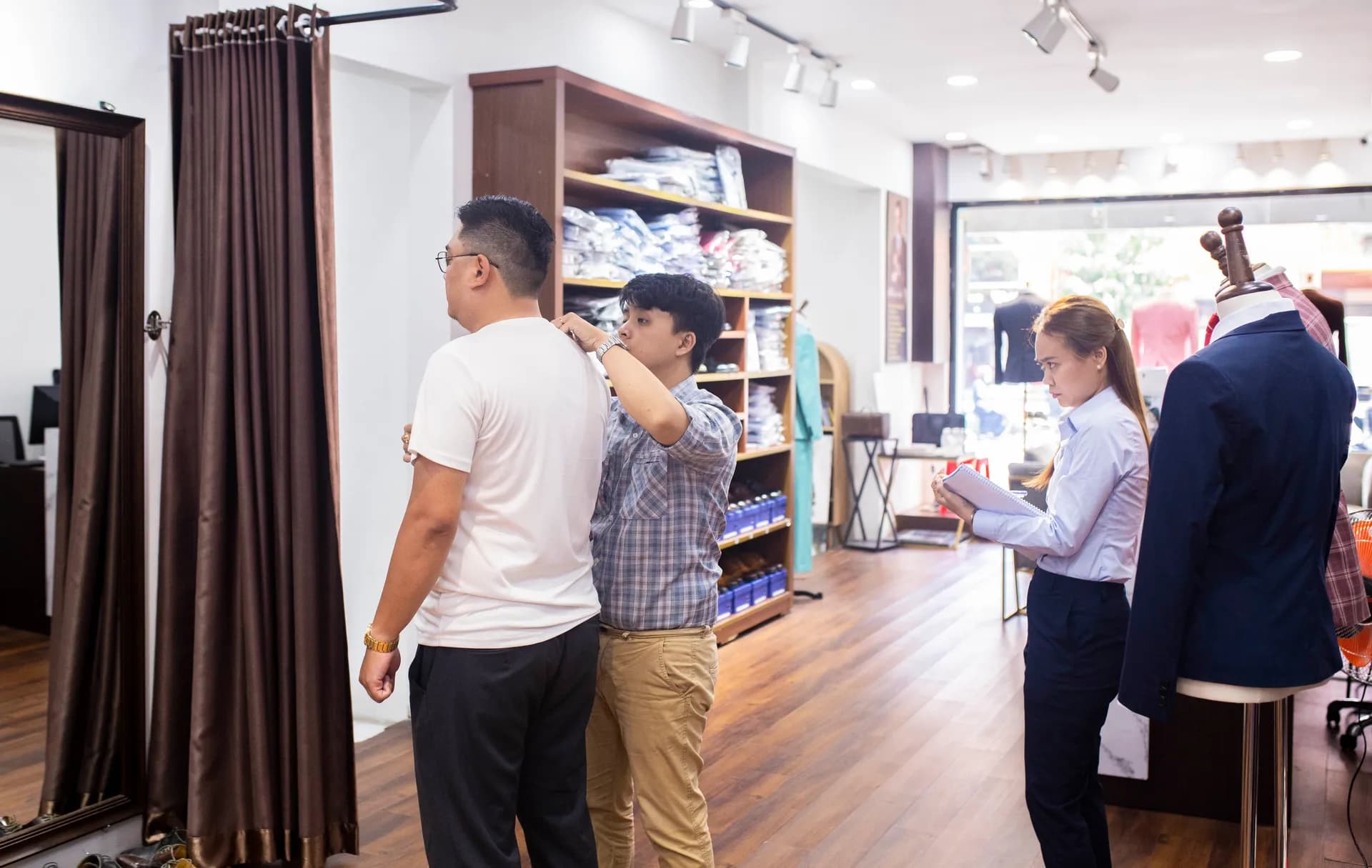 Phóng sự tại showroom — Mon Amie