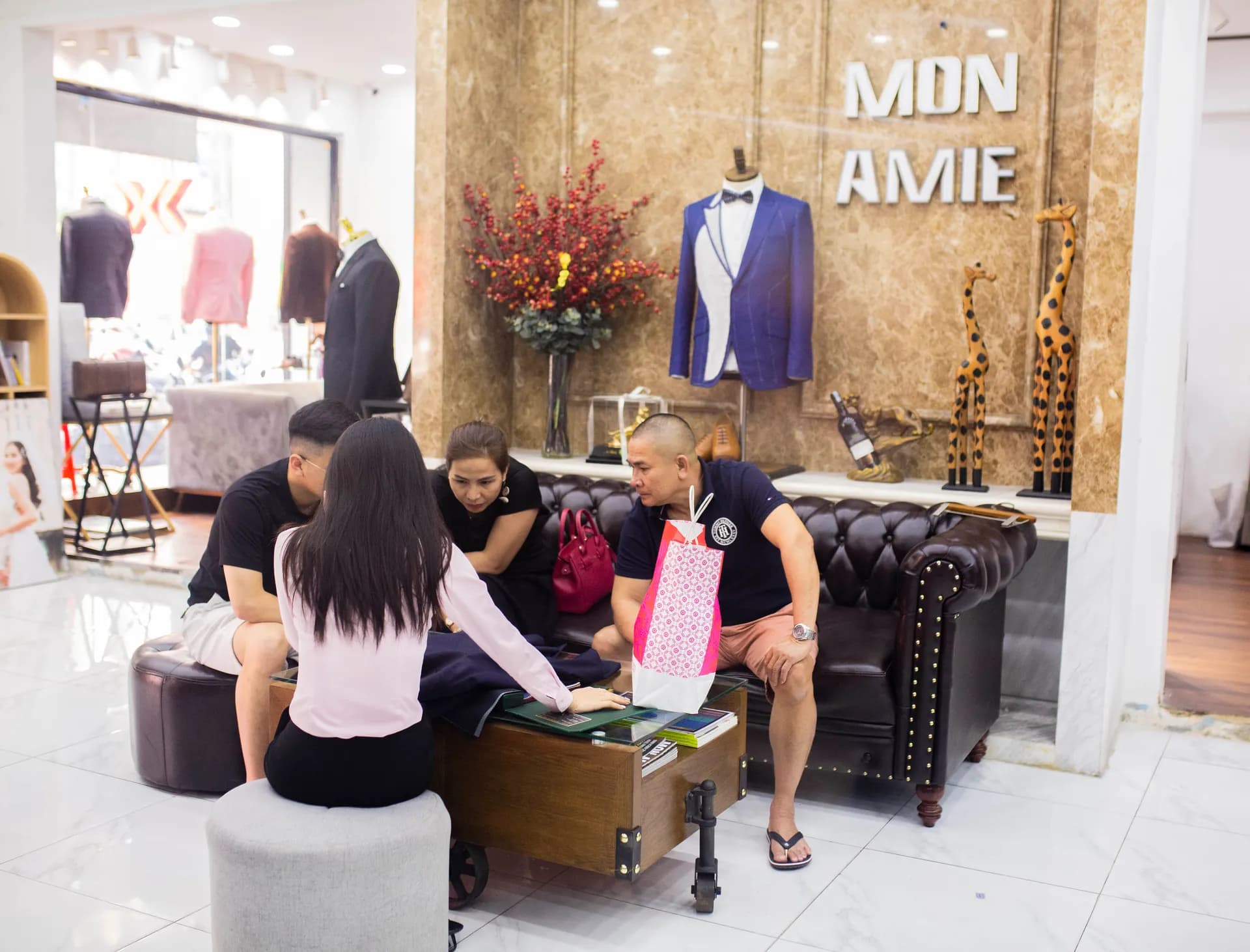 Phóng sự tại showroom — Mon Amie