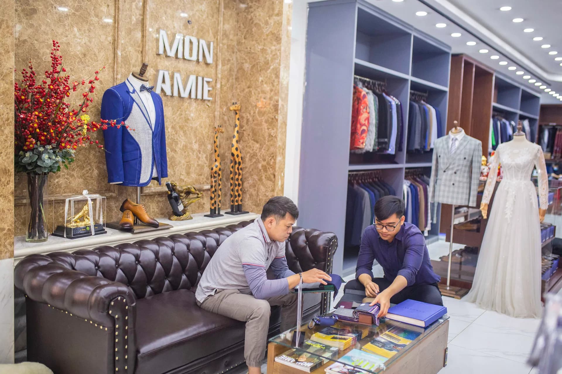 Phóng sự tại showroom — Mon Amie
