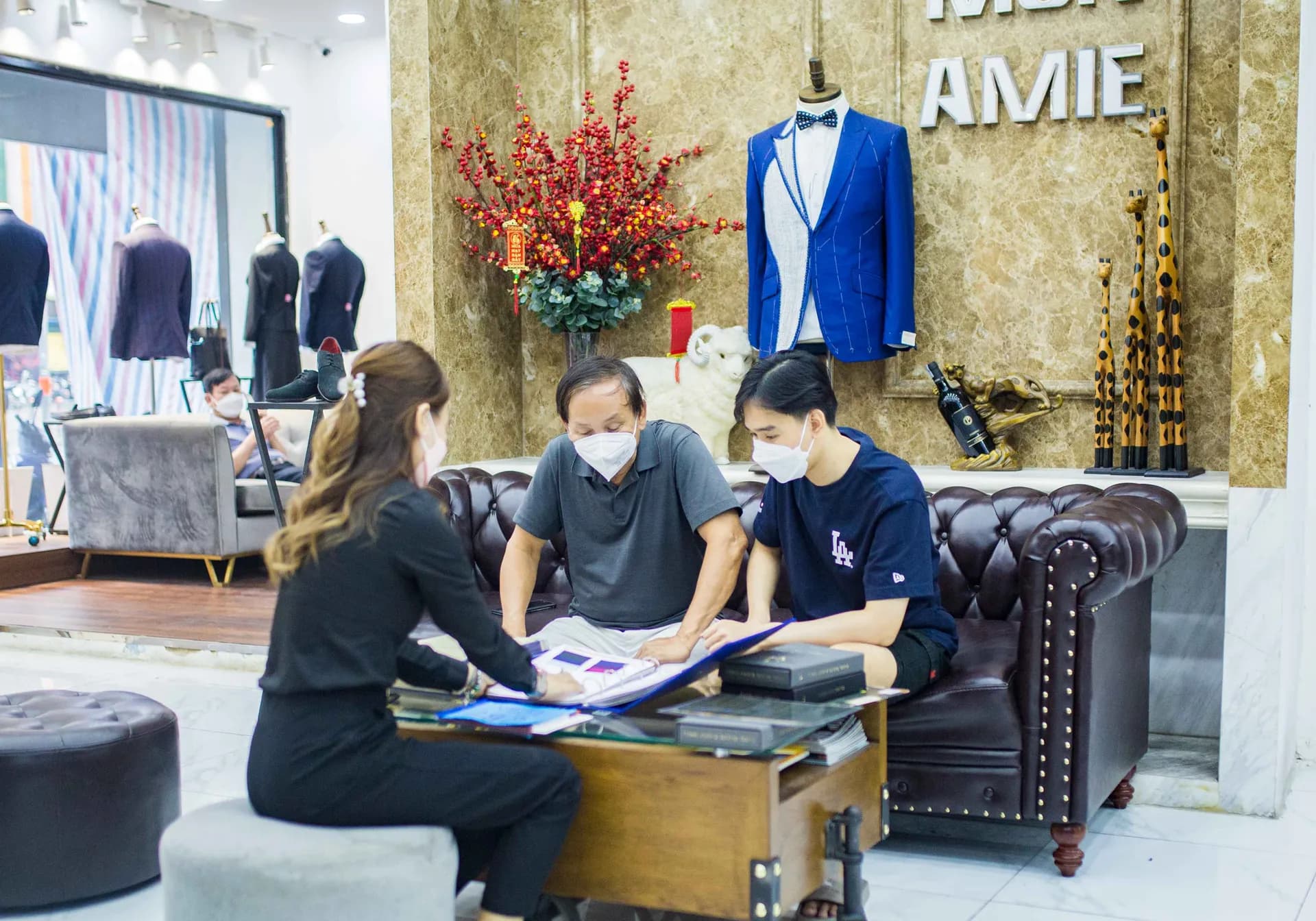 Phóng sự tại showroom — Mon Amie