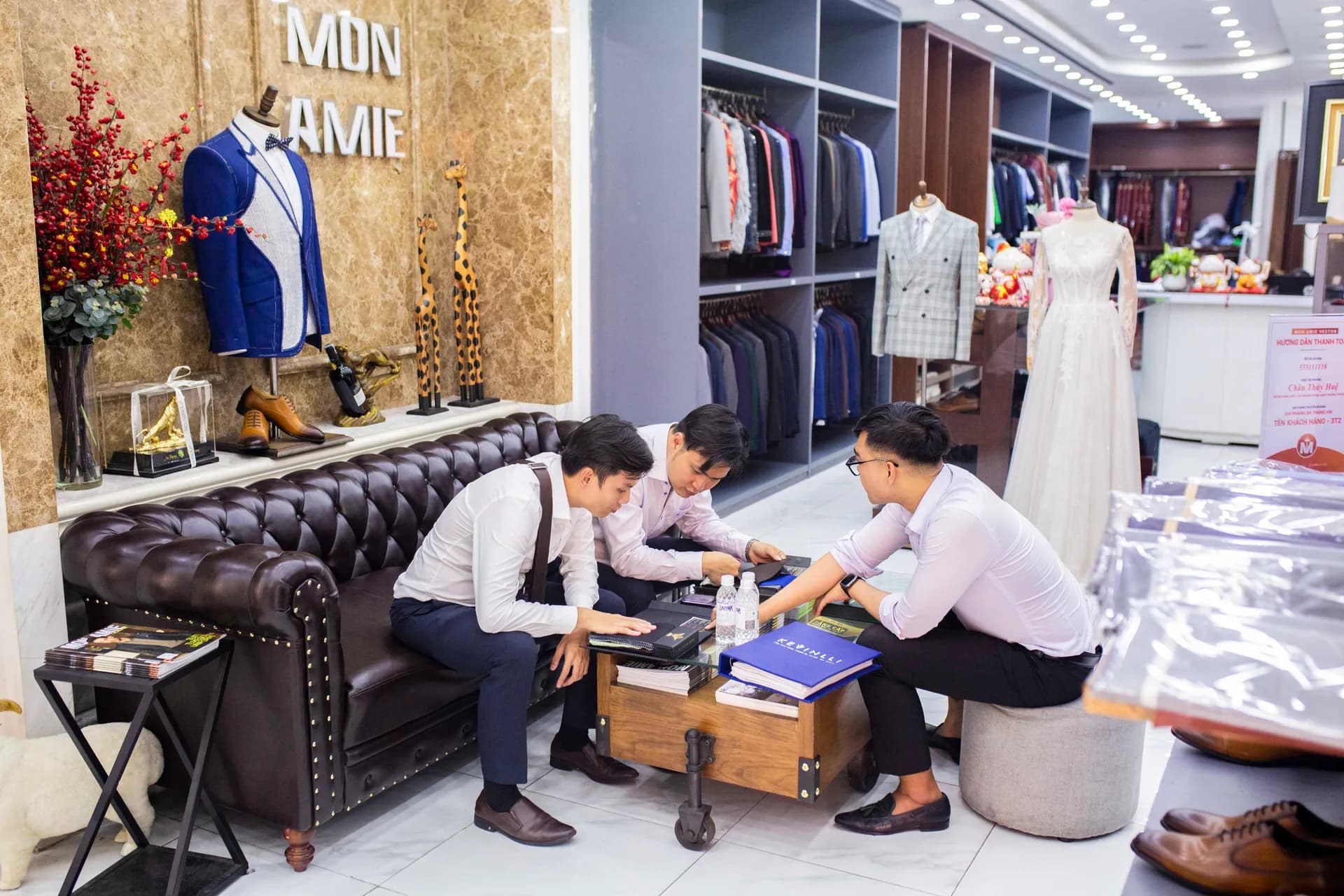 Phóng sự tại showroom — Mon Amie