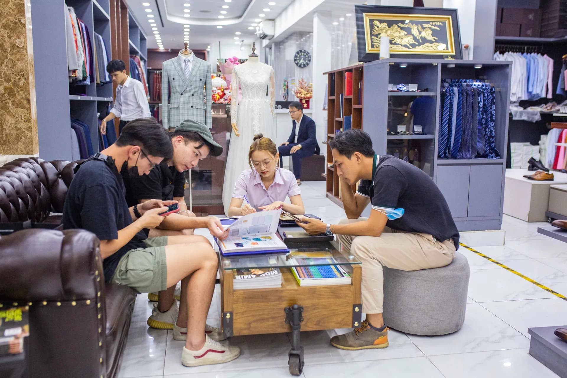 Phóng sự tại showroom — Mon Amie