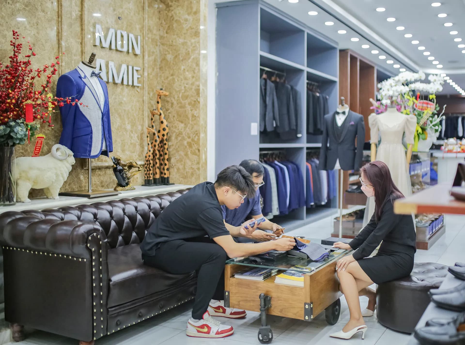 Phóng sự tại showroom — Mon Amie