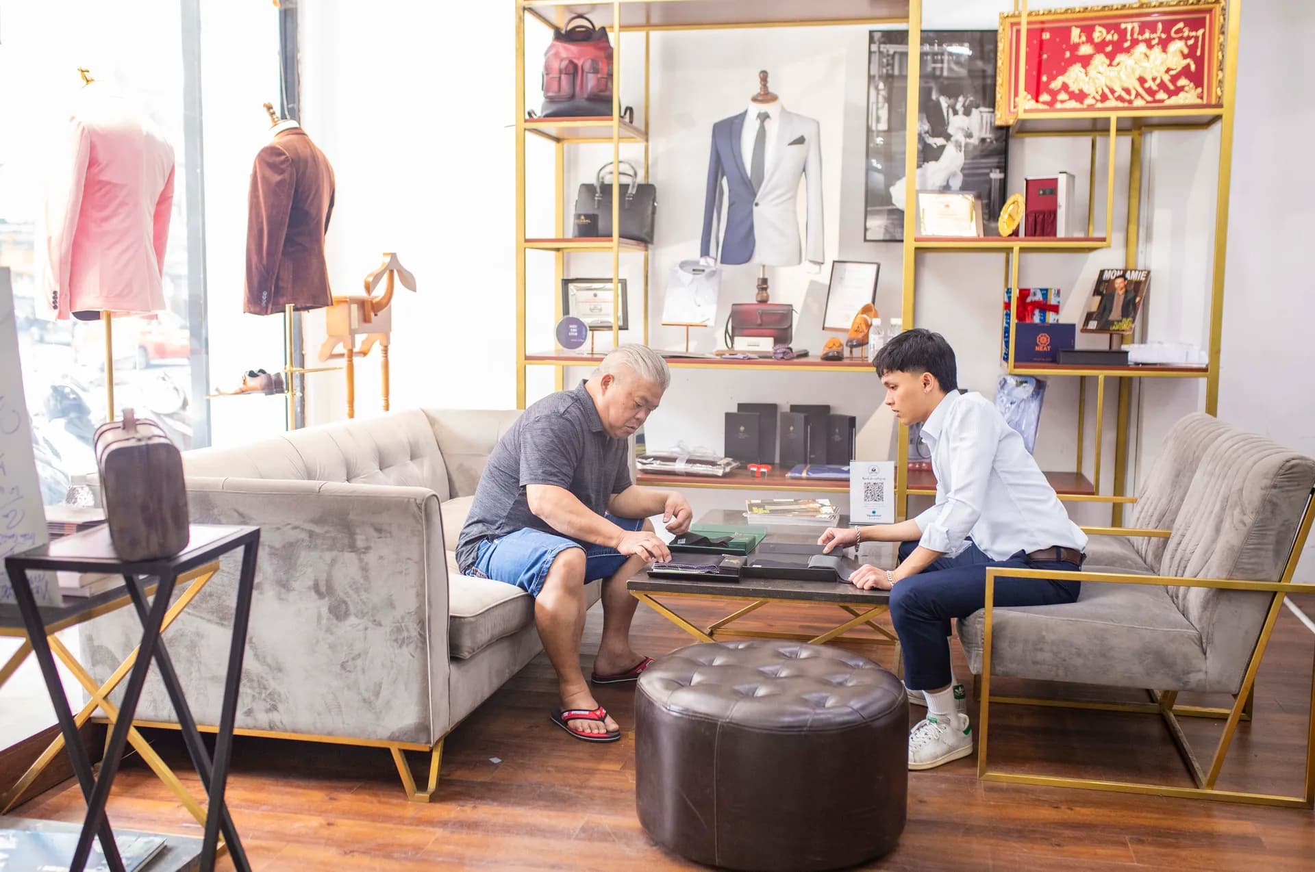 Phóng sự tại showroom — Mon Amie