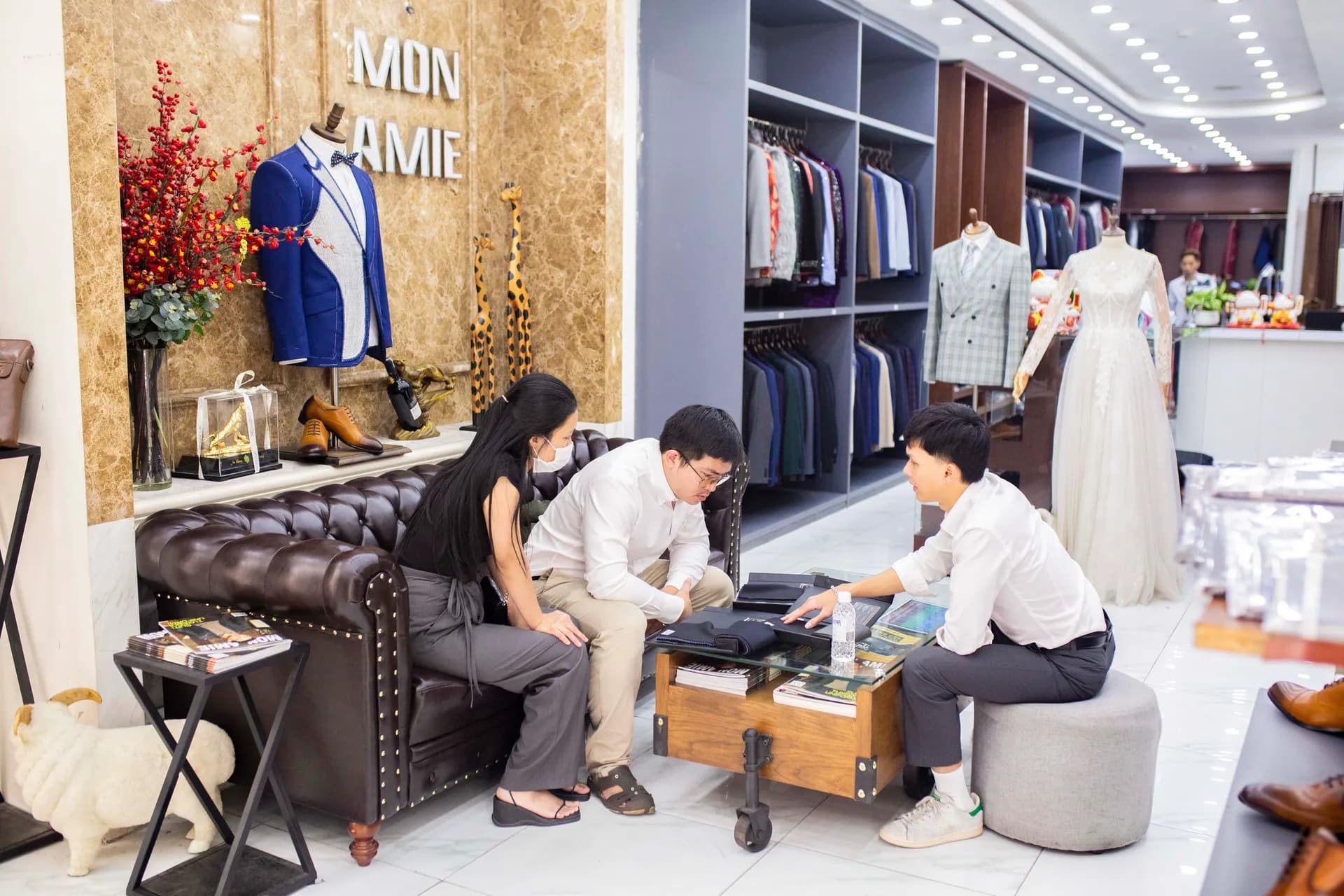Phóng sự tại showroom — Mon Amie