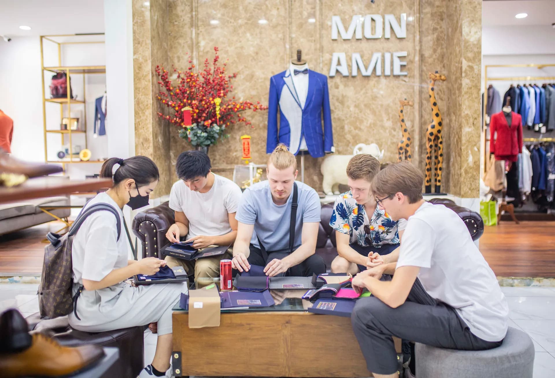 Phóng sự tại showroom — Mon Amie