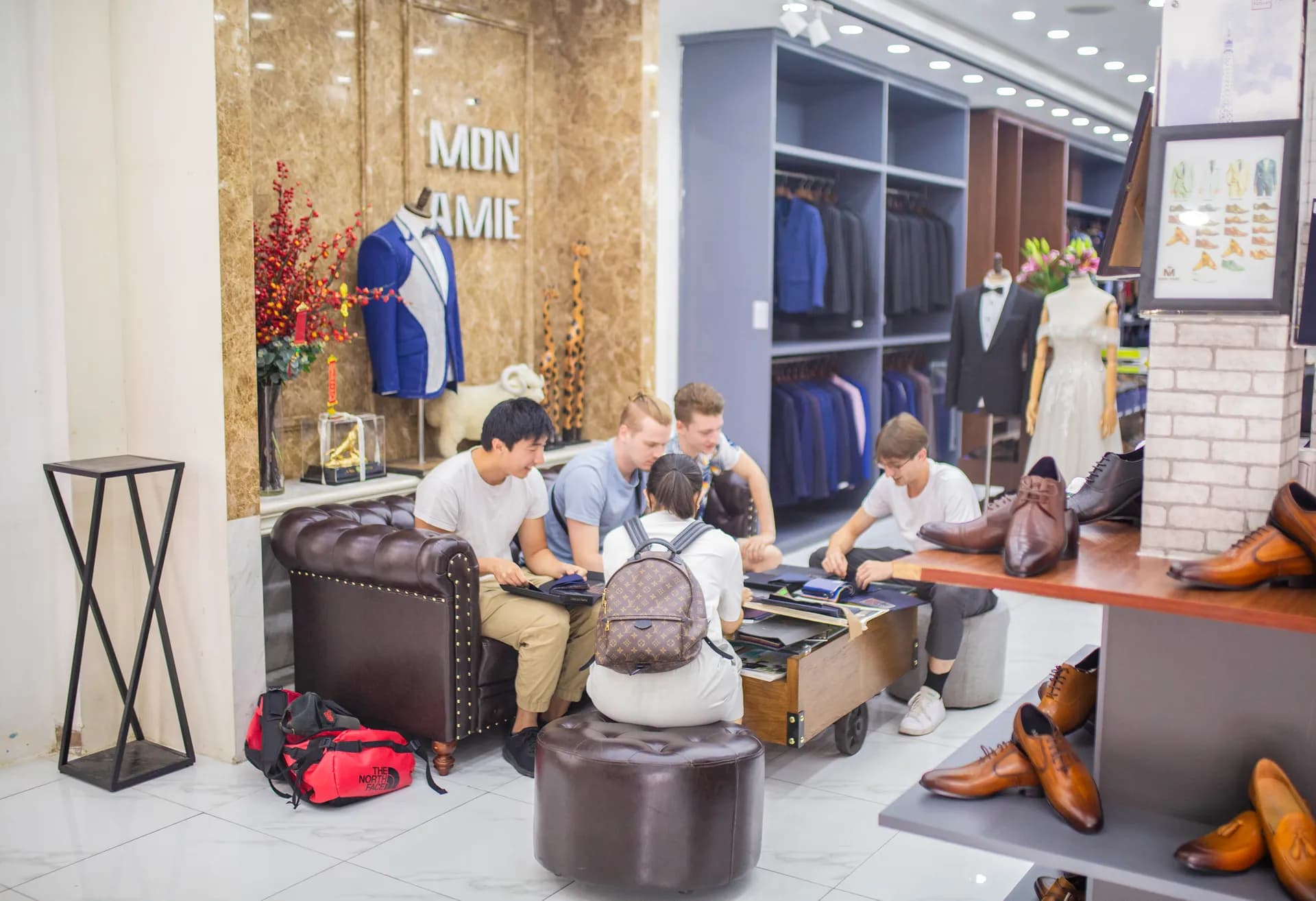 Phóng sự tại showroom — Mon Amie