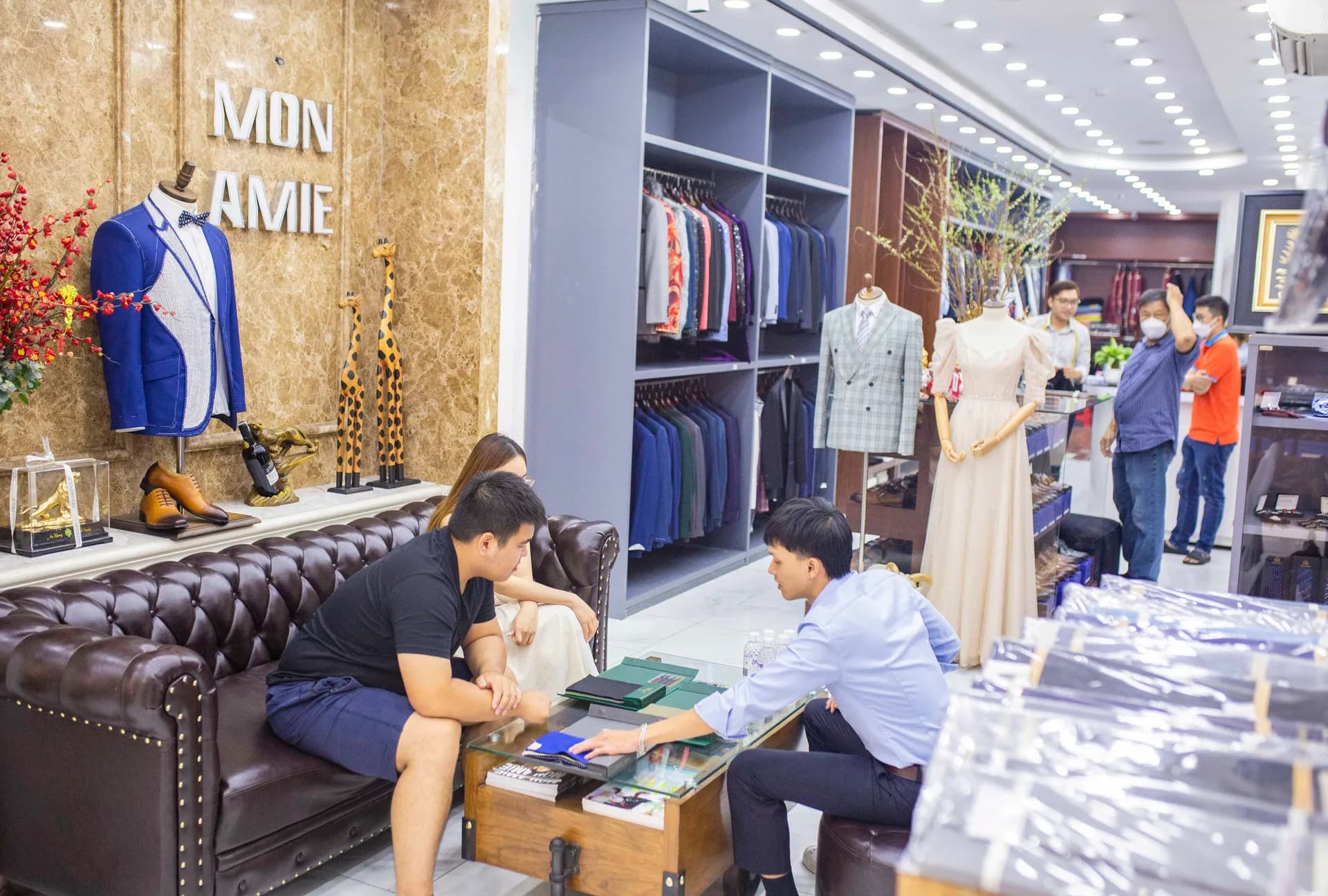 Phóng sự tại showroom — Mon Amie