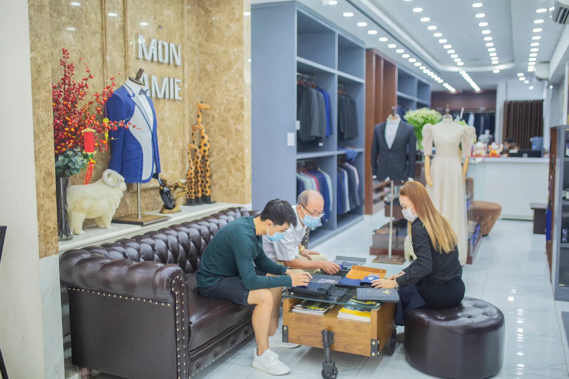 Phóng sự tại showroom — Mon Amie