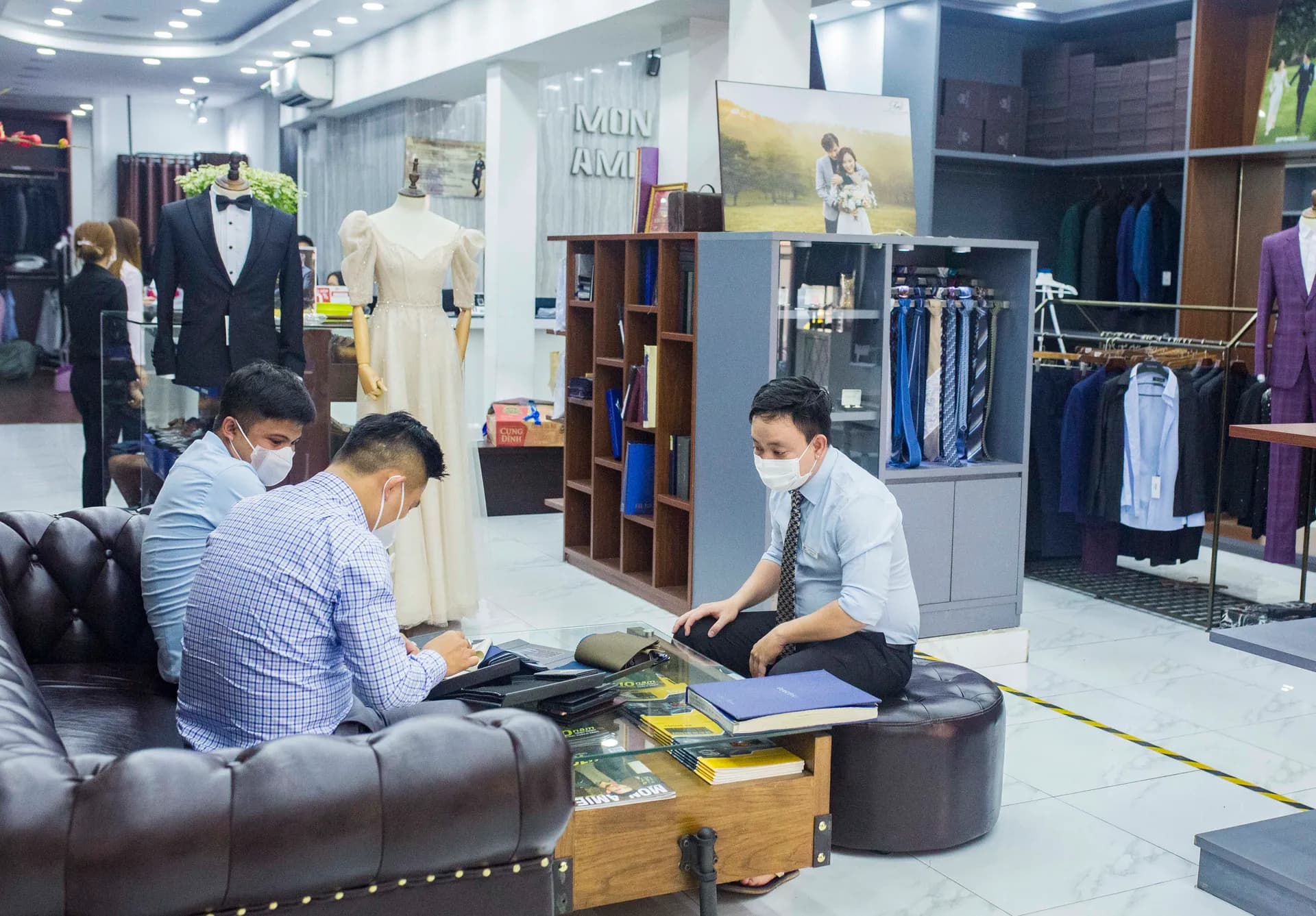 Phóng sự tại showroom — Mon Amie
